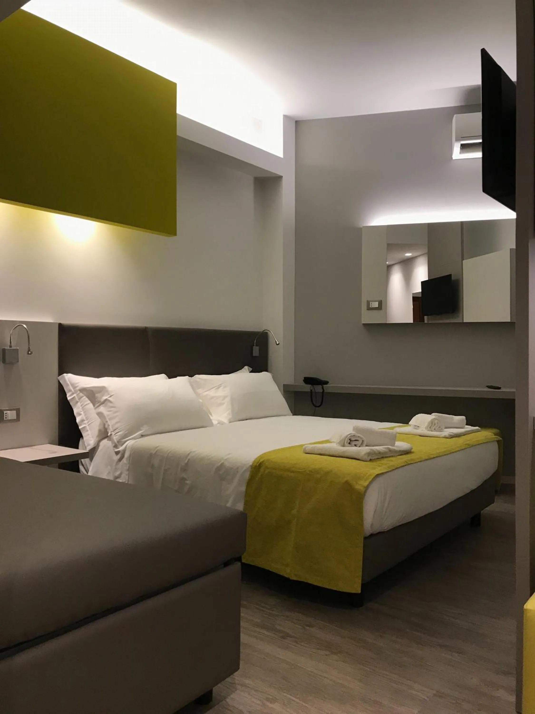 Bedroom, Bed in Hotel Montmartre