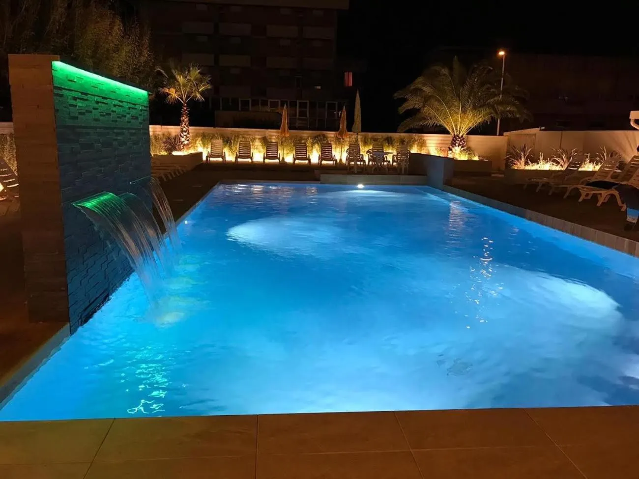 Swimming pool in Hotel Montmartre