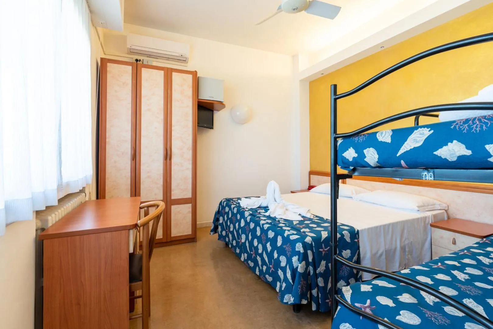 Bed in Hotel Montmartre