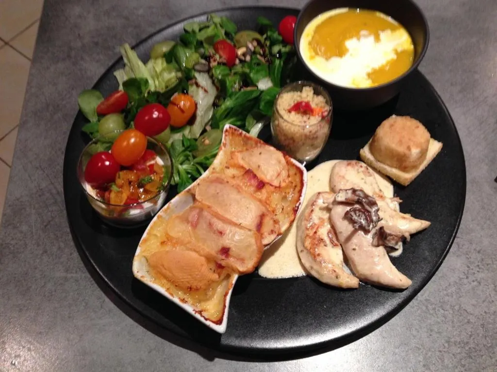 Dining area in Chambre et Table d'hôtes Magaadjukalo