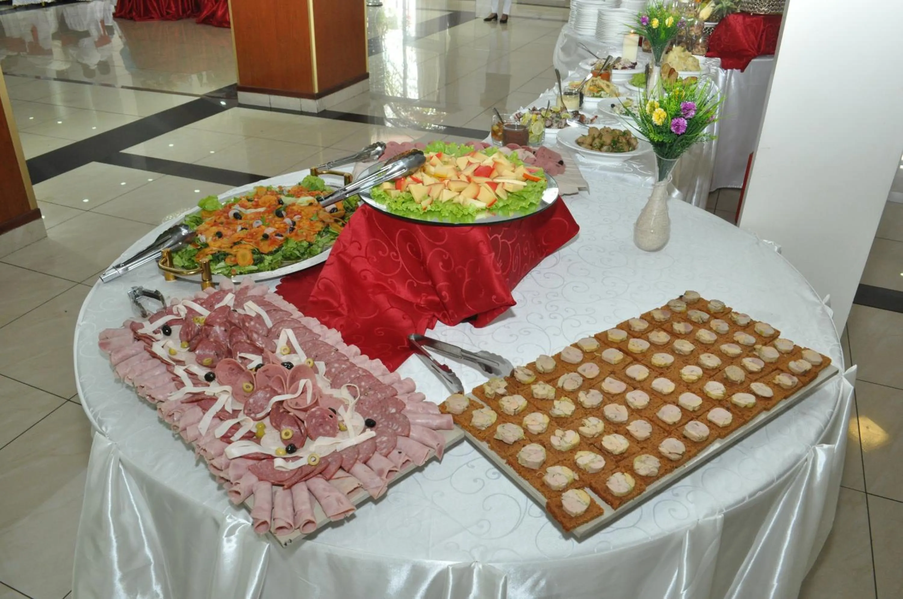 Restaurant/places to eat in Hôtel Sky blue Mada