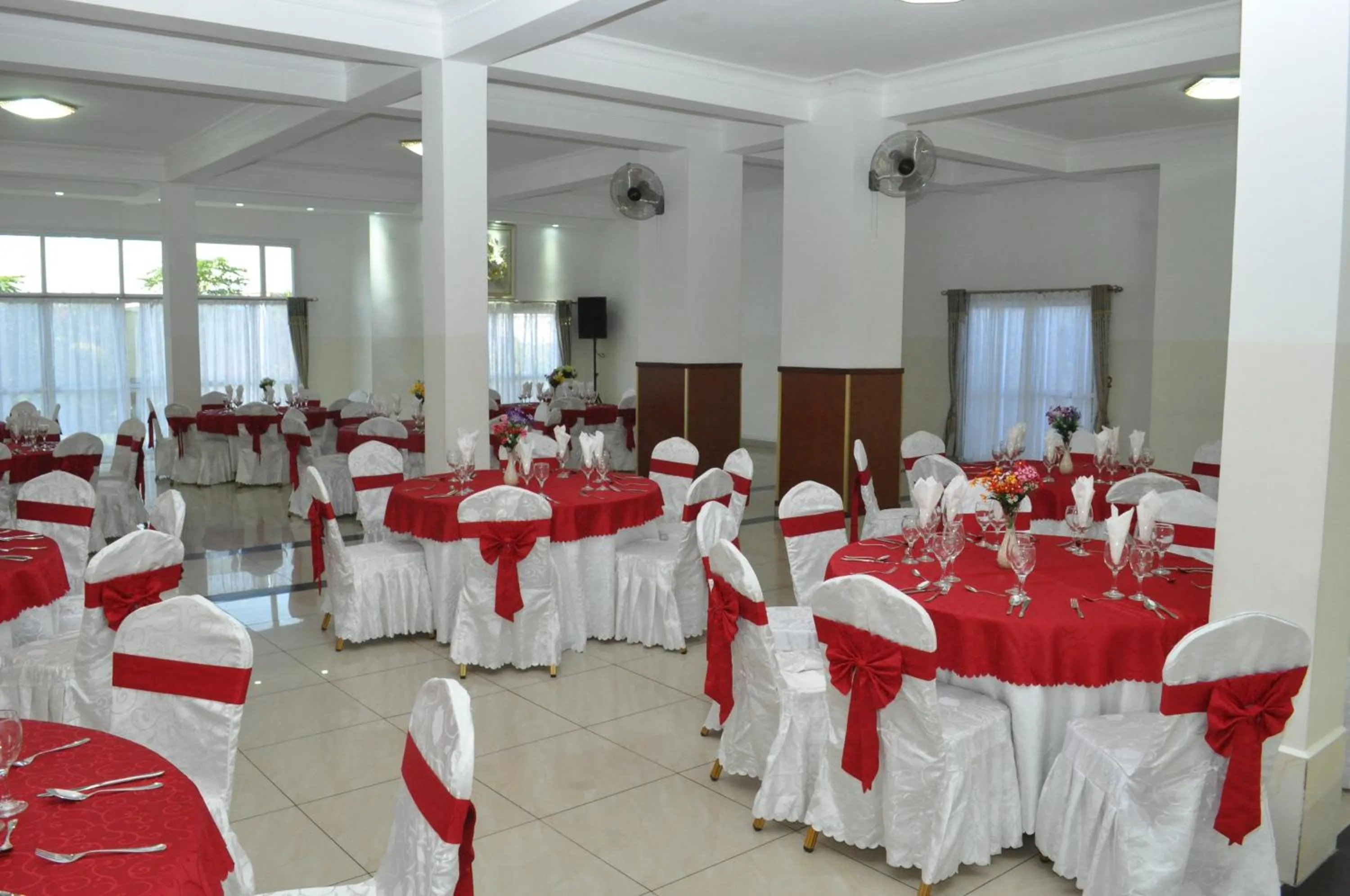 Restaurant/places to eat in Hôtel Sky blue Mada