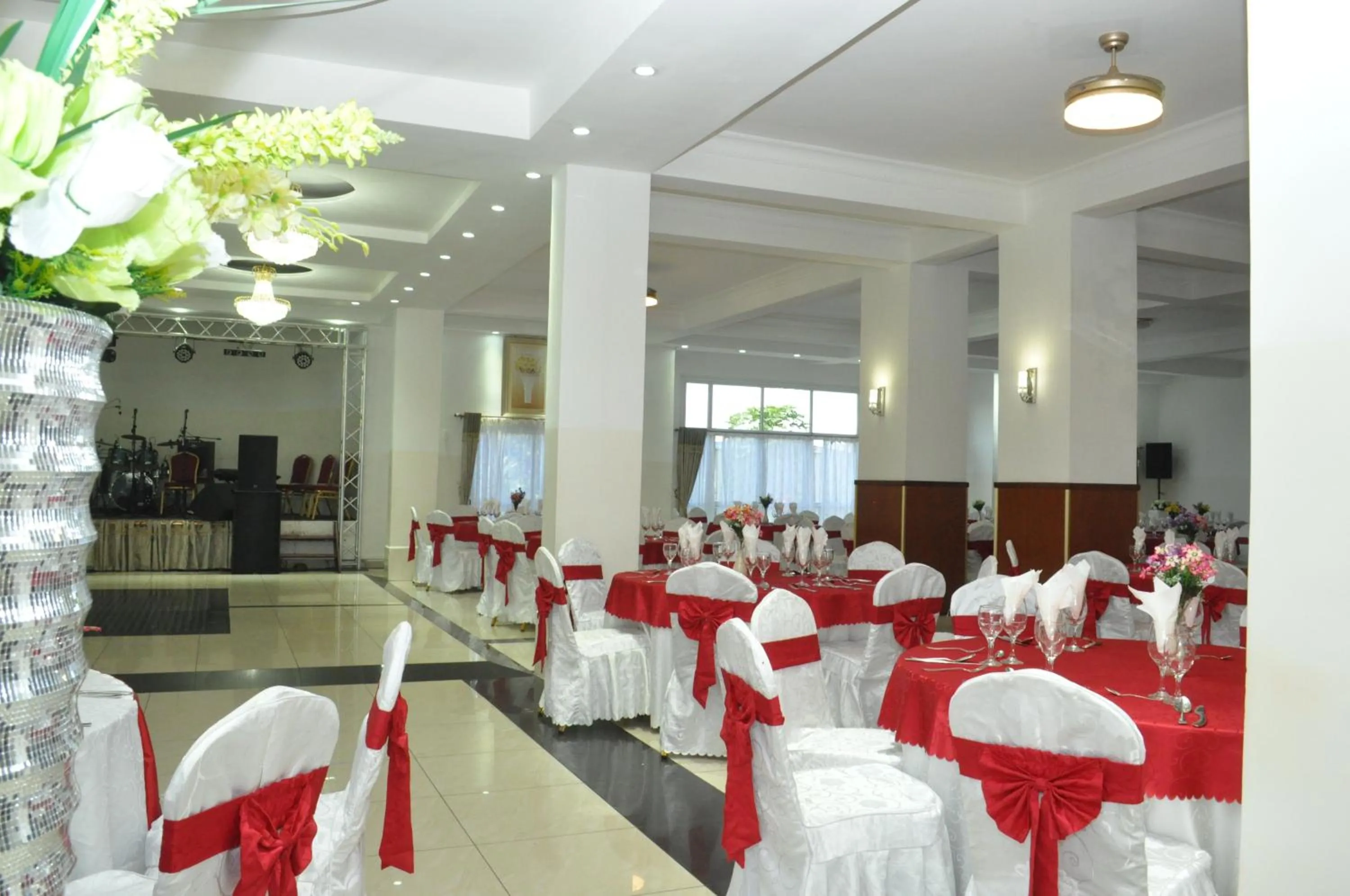 Restaurant/places to eat in Hôtel Sky blue Mada