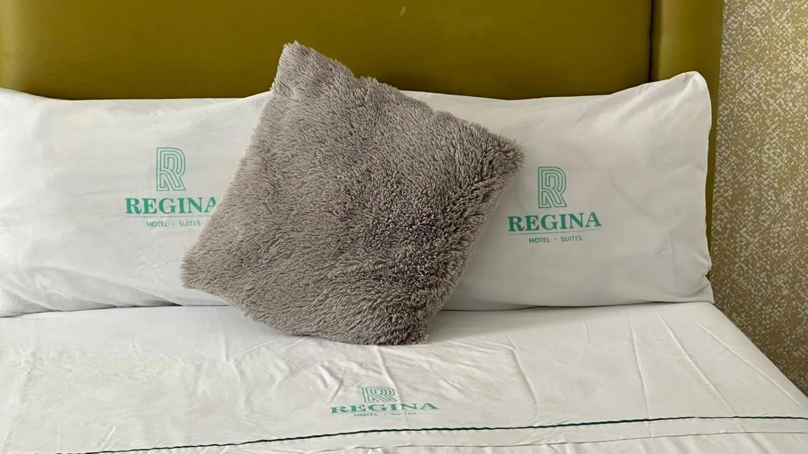 Bed in Hotel Suites Regina