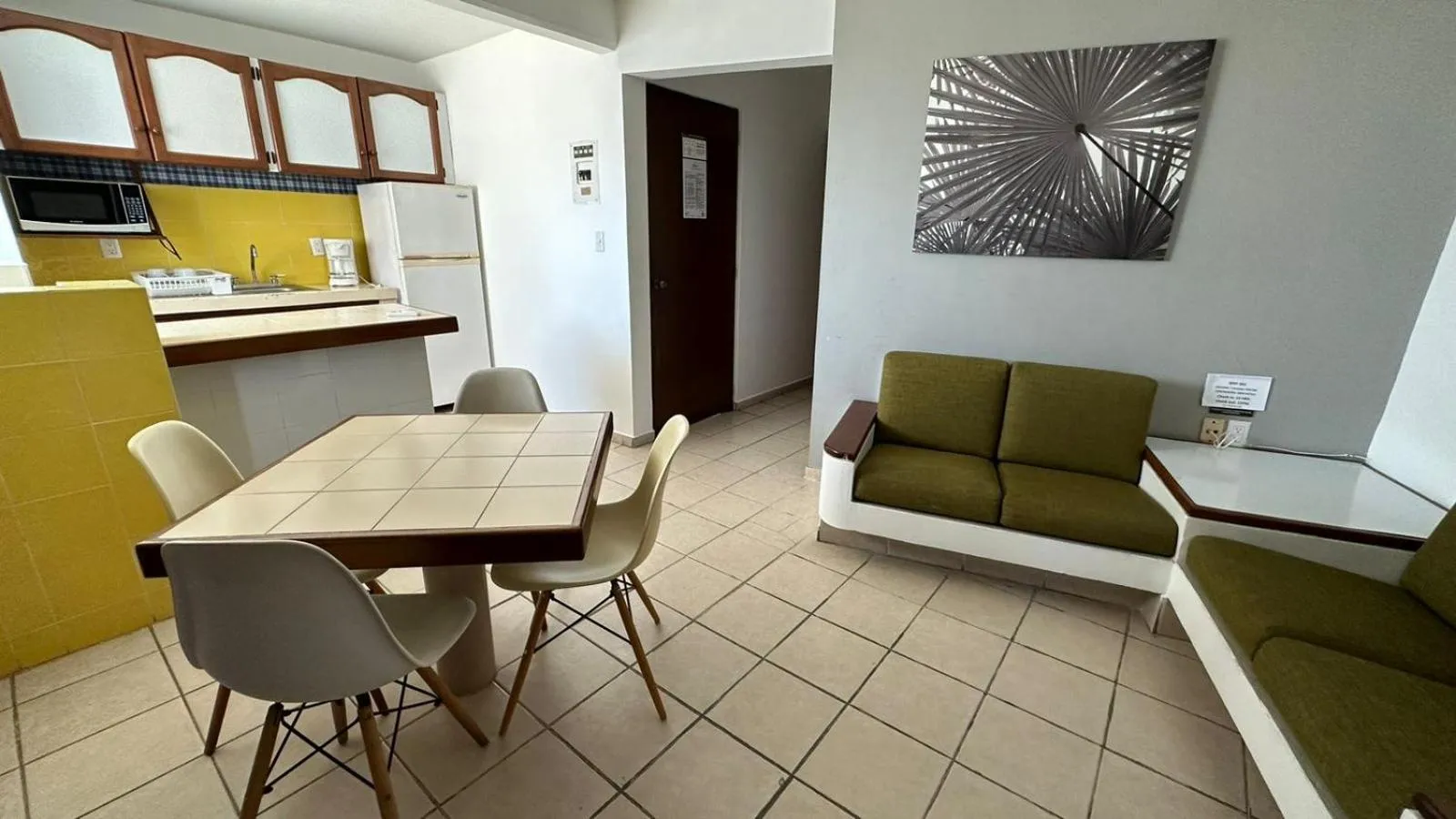 Kitchen or kitchenette in Hotel Suites Regina