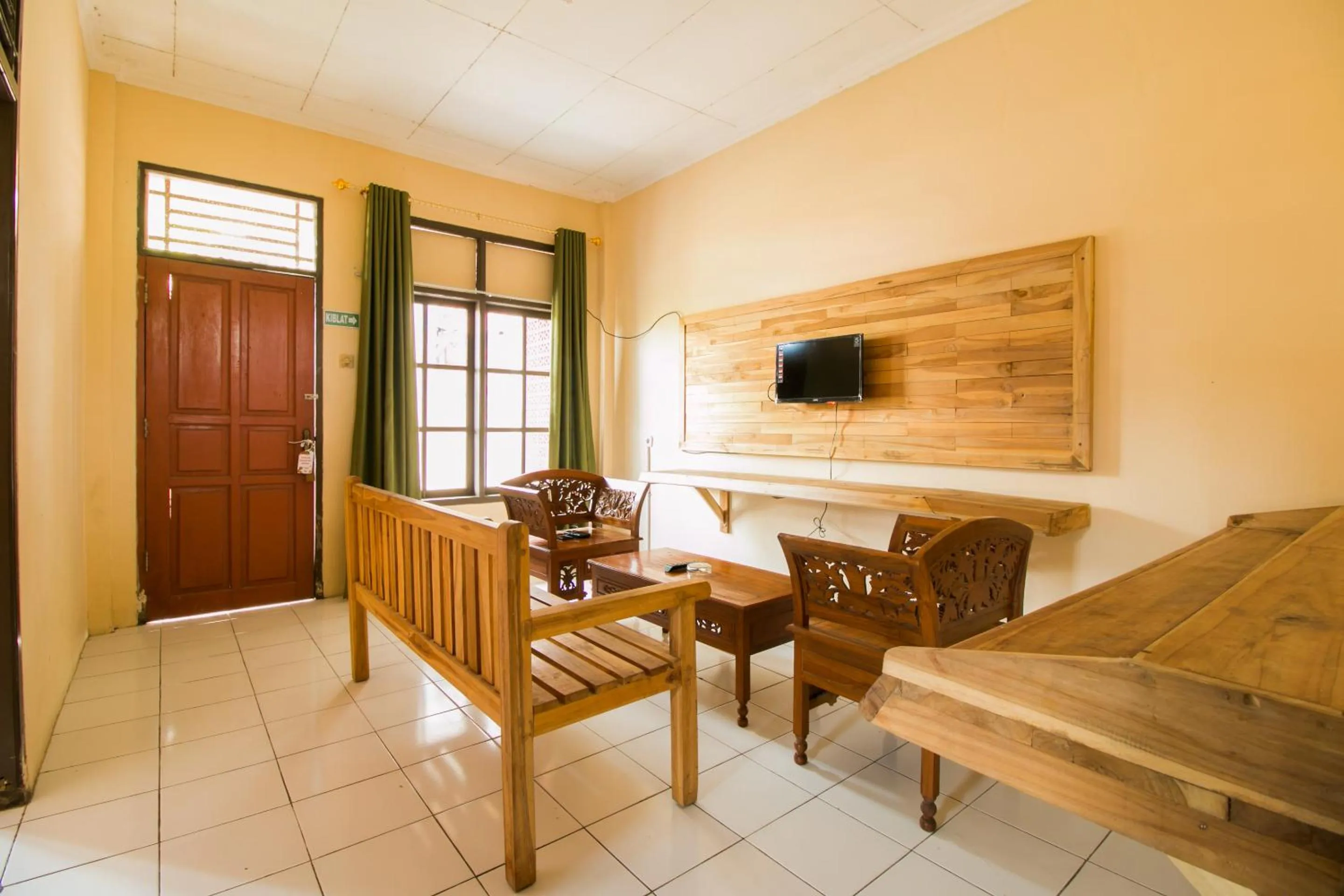 Living room in RedDoorz @ Pantai Pelabuhan Ratu 2