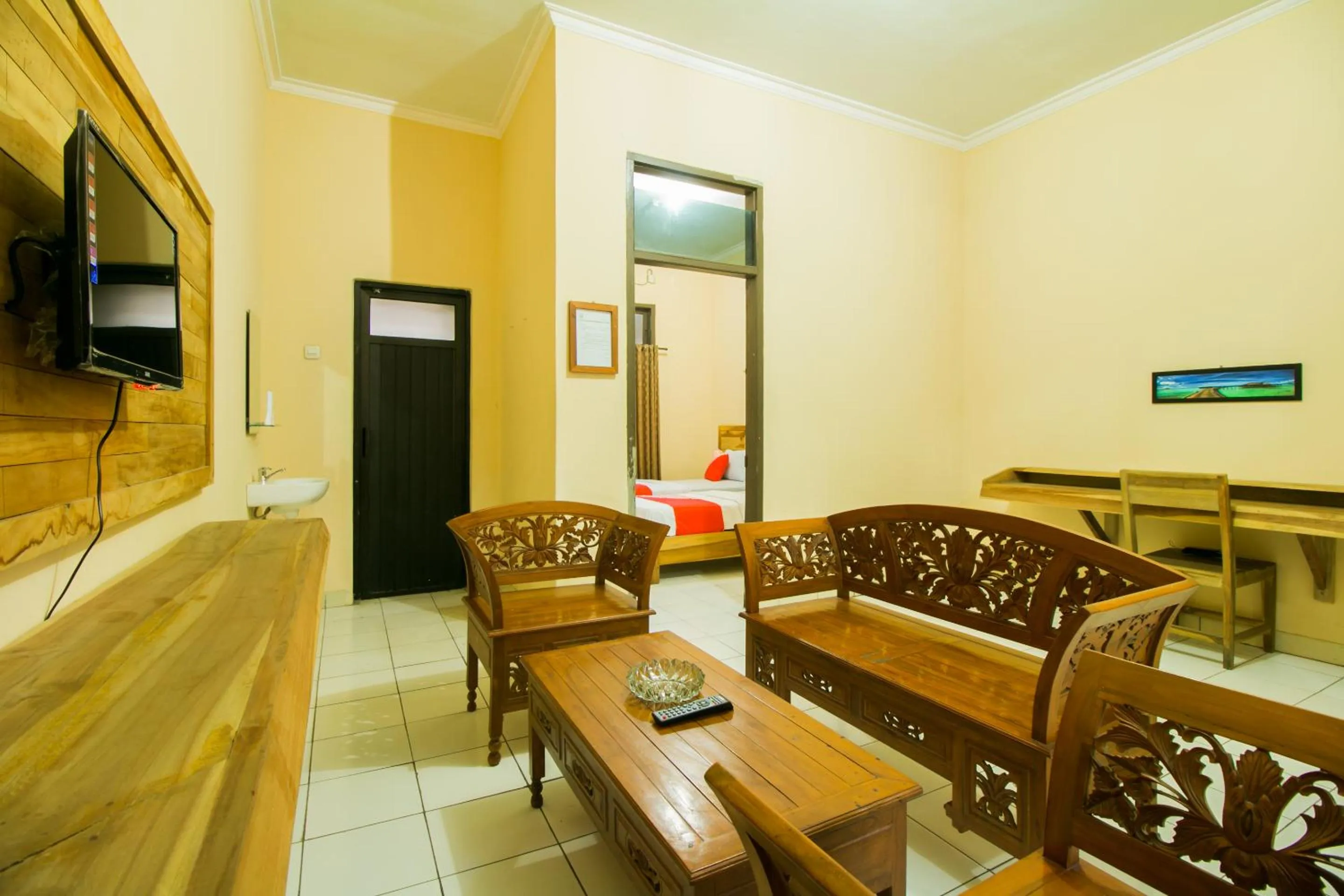 Living room in RedDoorz @ Pantai Pelabuhan Ratu 2