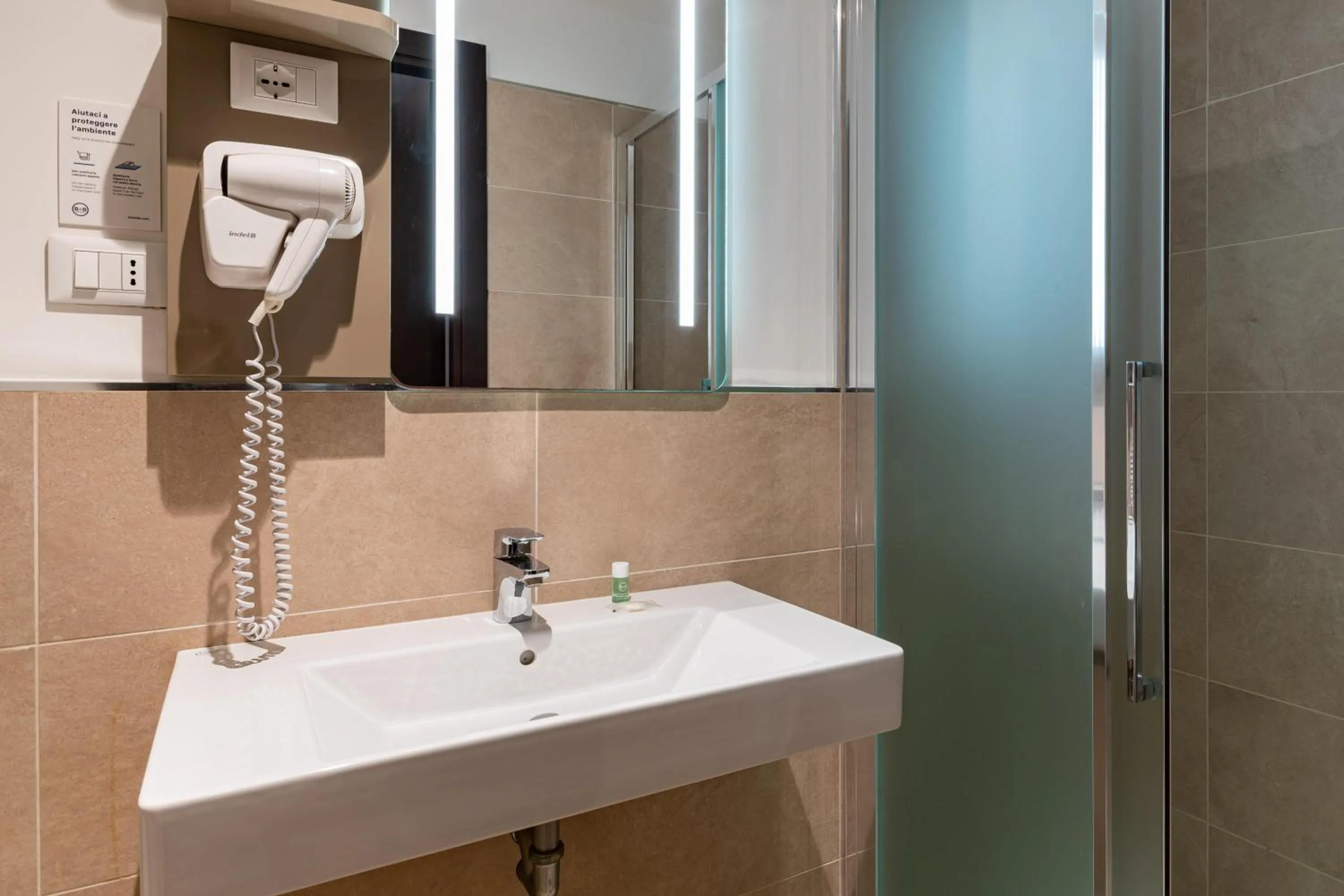 Bathroom in B&B Hotel Roma Pietralata Tiburtina