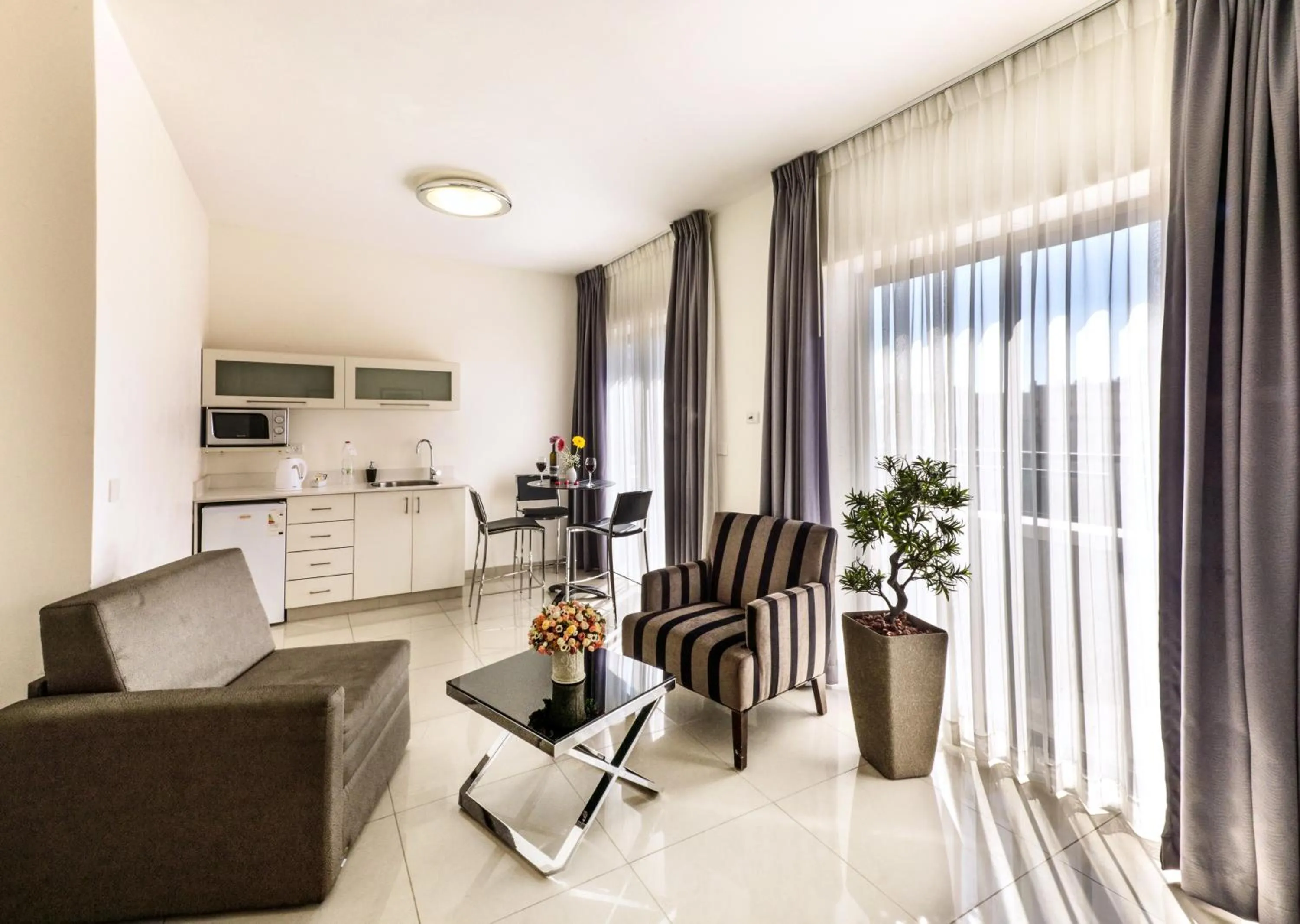 Kitchen or kitchenette, Seating Area in Shamai Suites Jerusalem
