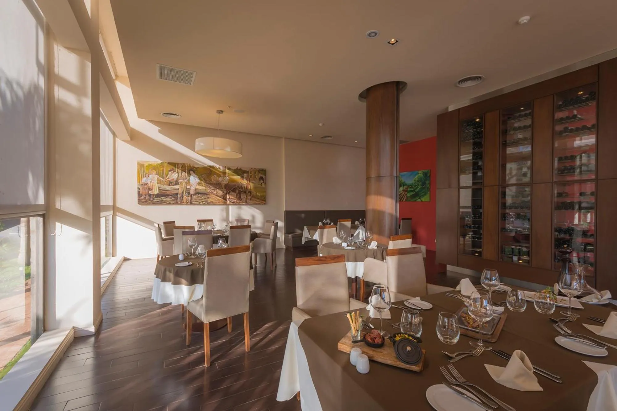 Restaurant/places to eat in Grand Crucero Hotel