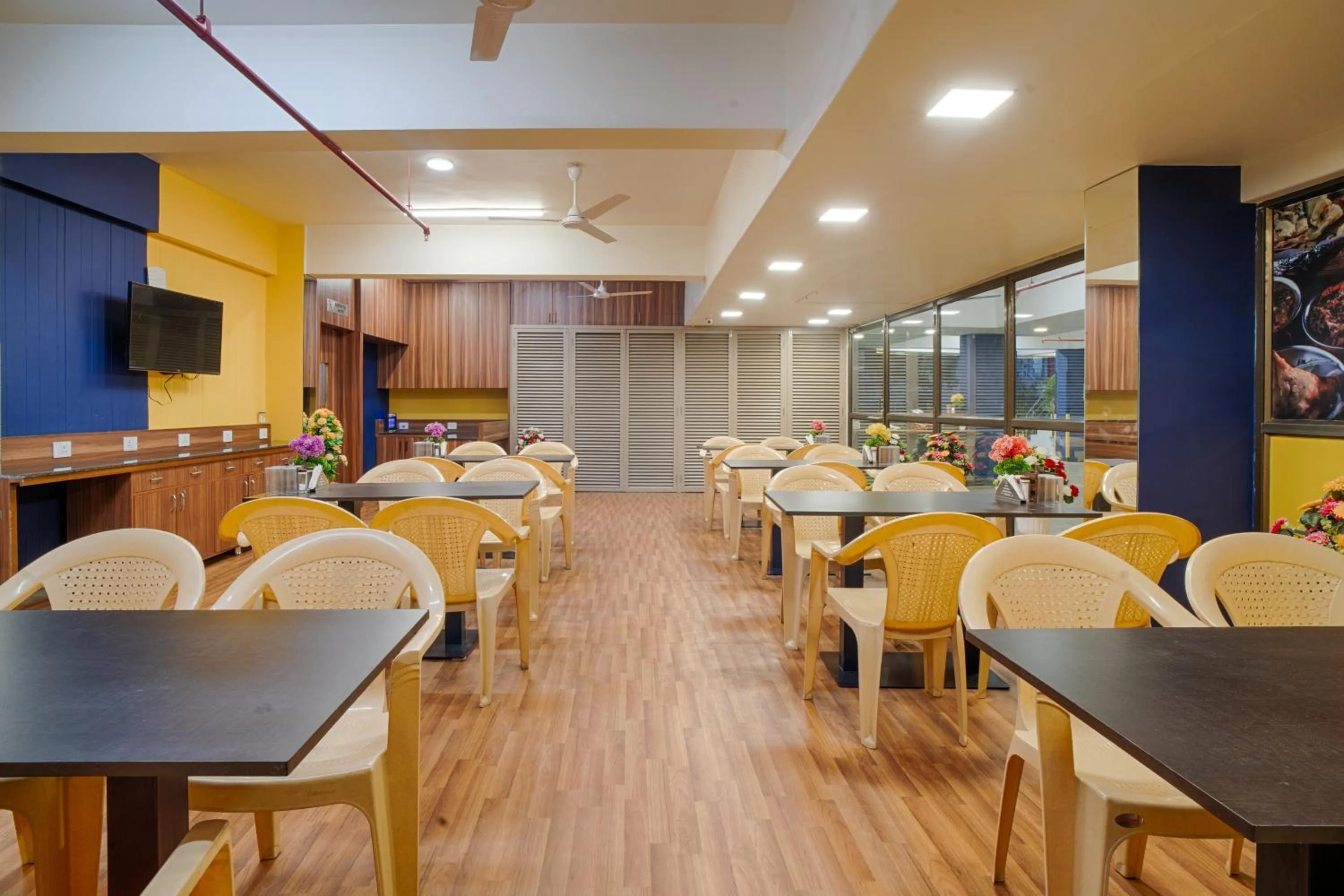 Restaurant/places to eat in HOTEL SHITAL INN