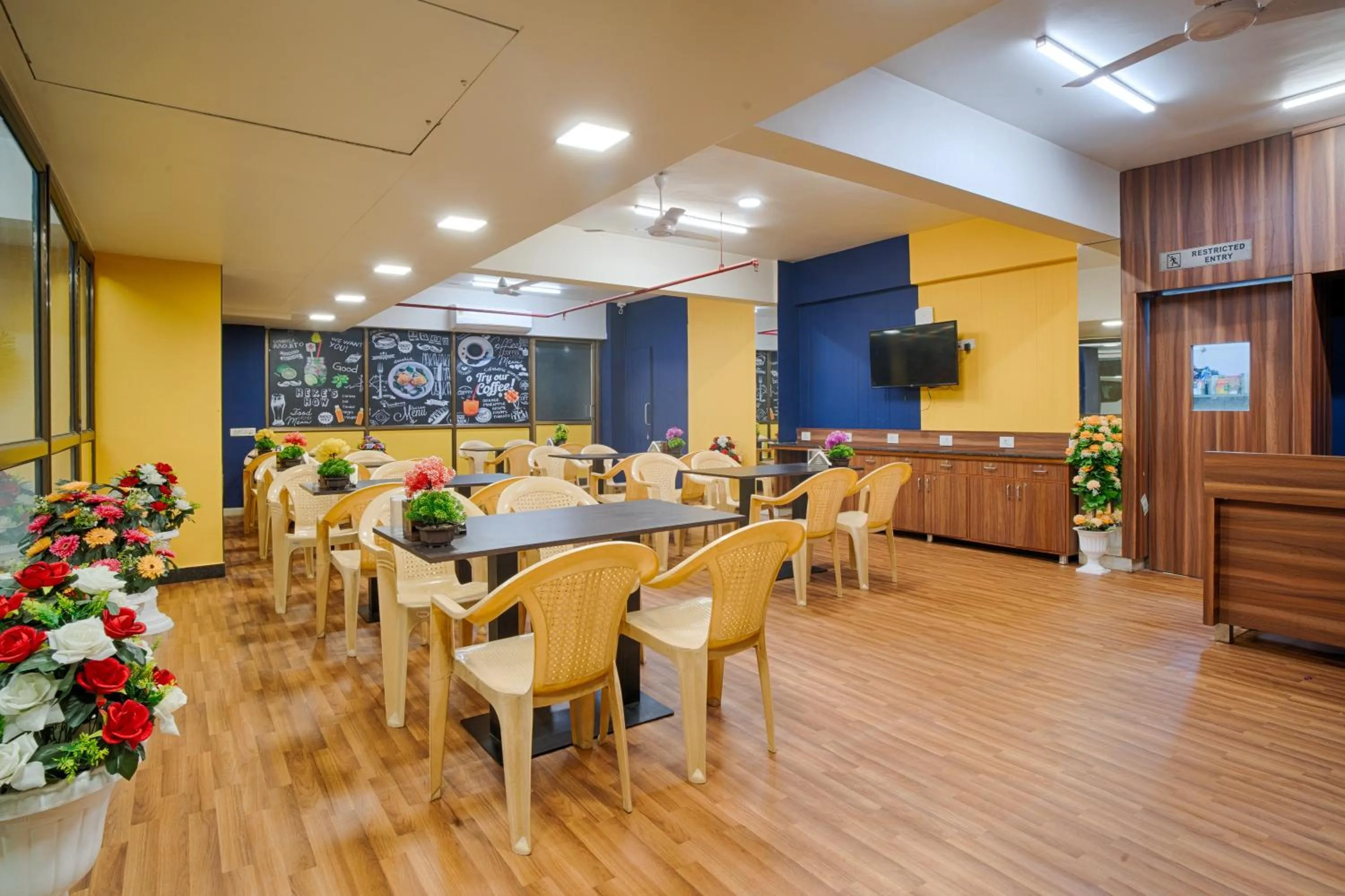 Restaurant/places to eat in HOTEL SHITAL INN