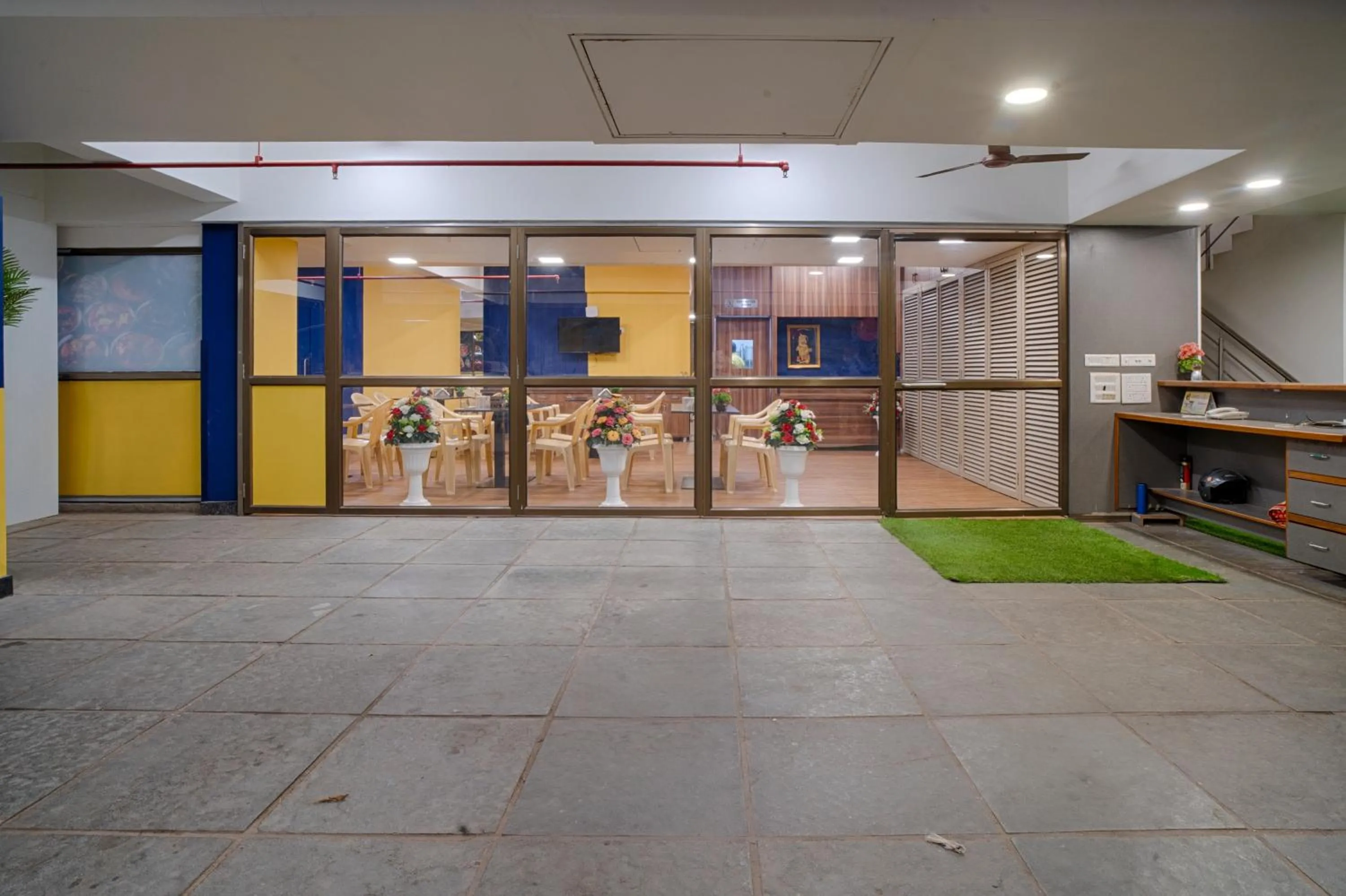 Restaurant/places to eat in HOTEL SHITAL INN