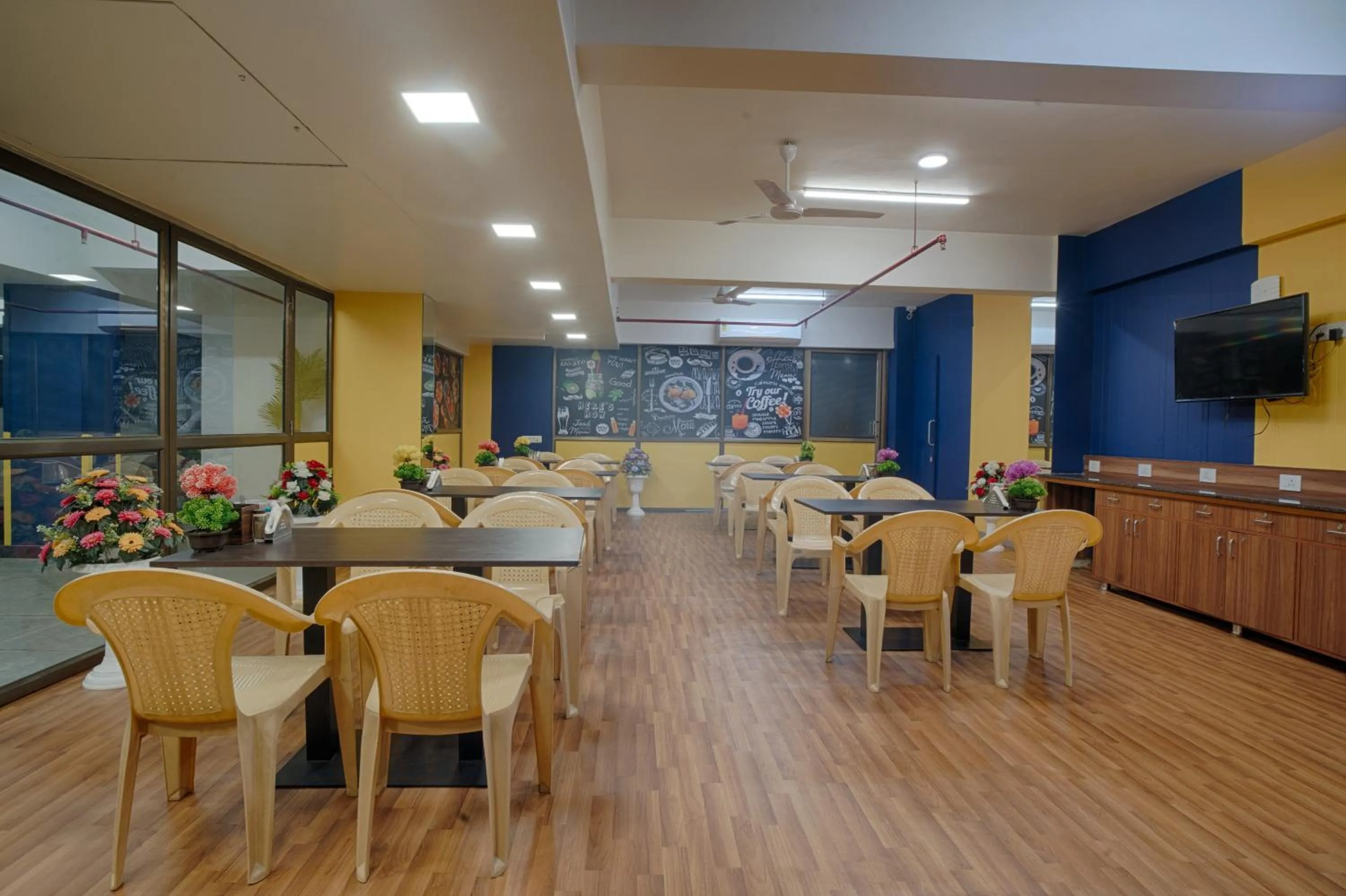 Restaurant/places to eat in HOTEL SHITAL INN