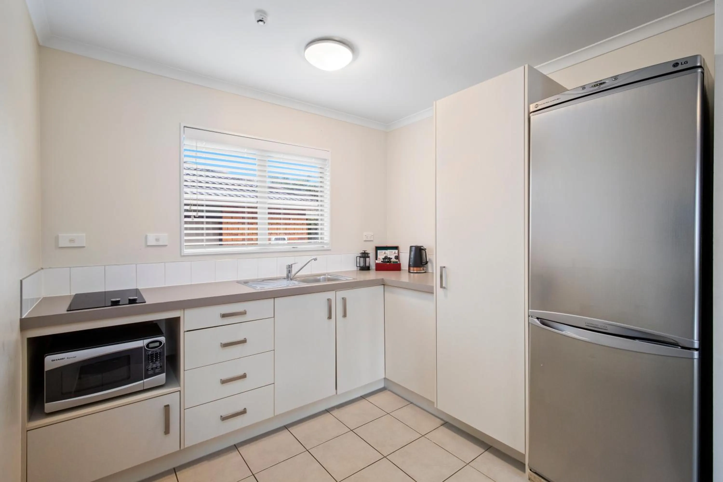 Kitchen or kitchenette in ASURE Aveda Motor Lodge