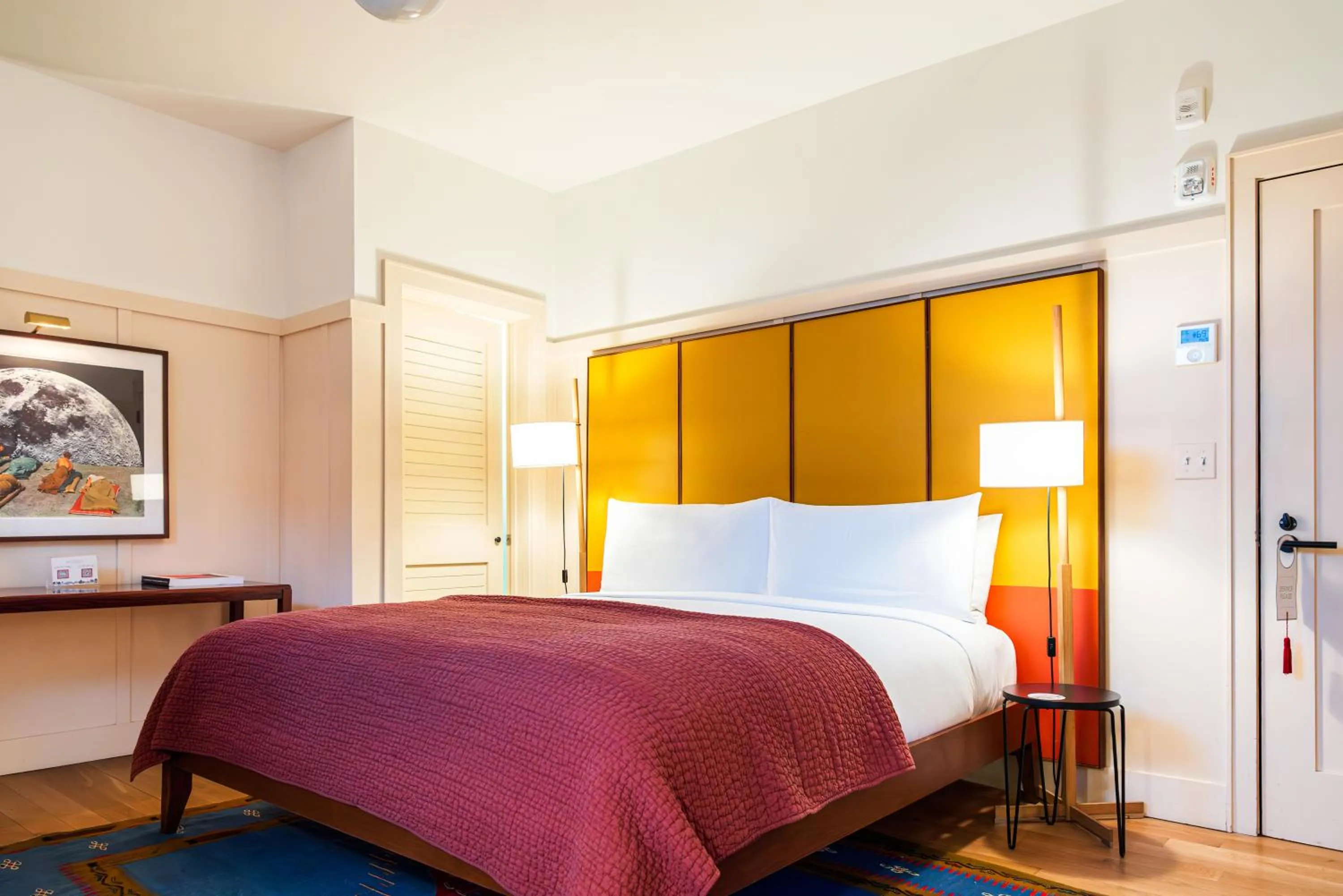 Bed in Hotel Kinsley