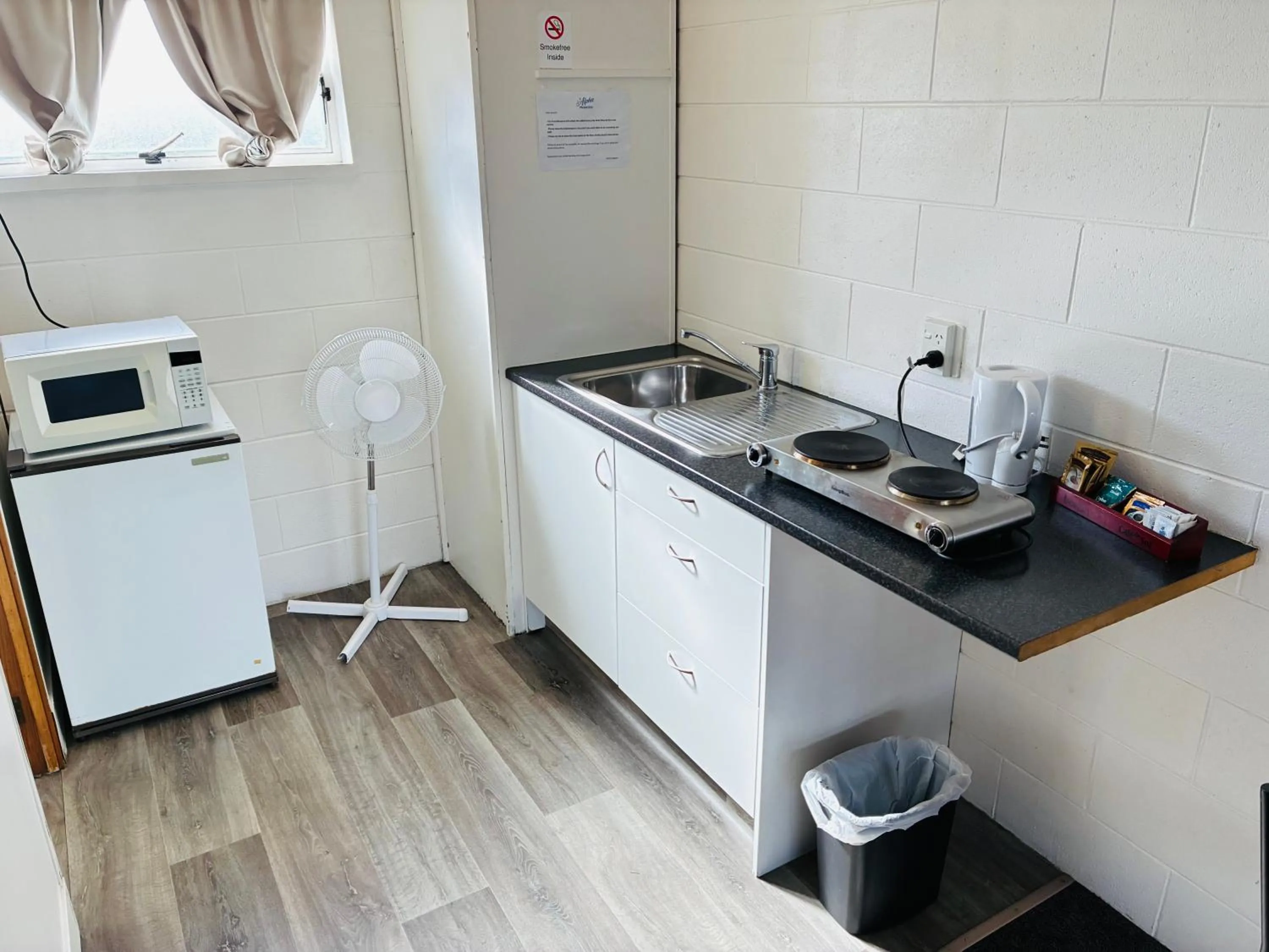 Kitchen or kitchenette in Alpha Motor Inn