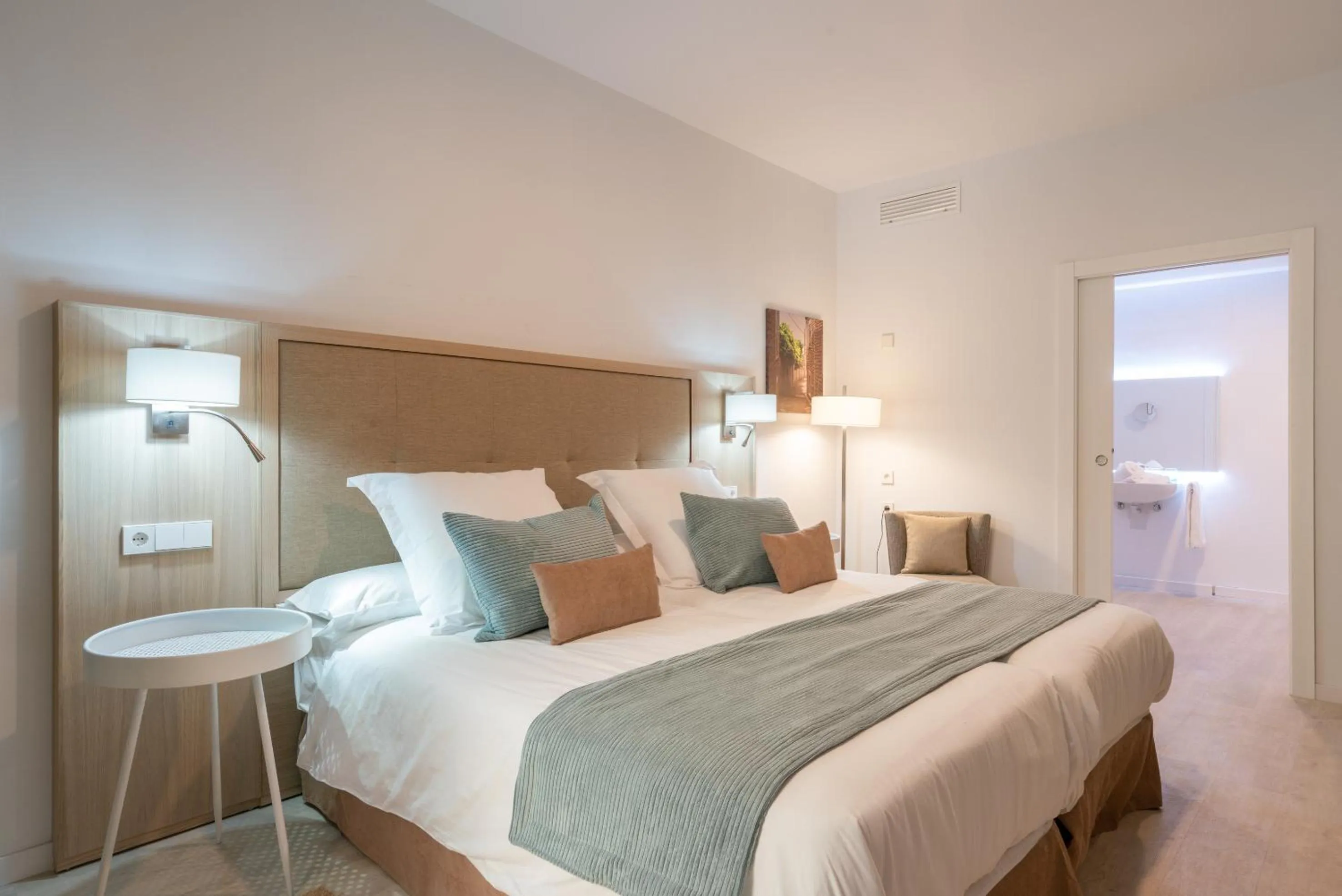 Photo of the whole room, Bed in Soller Plaza