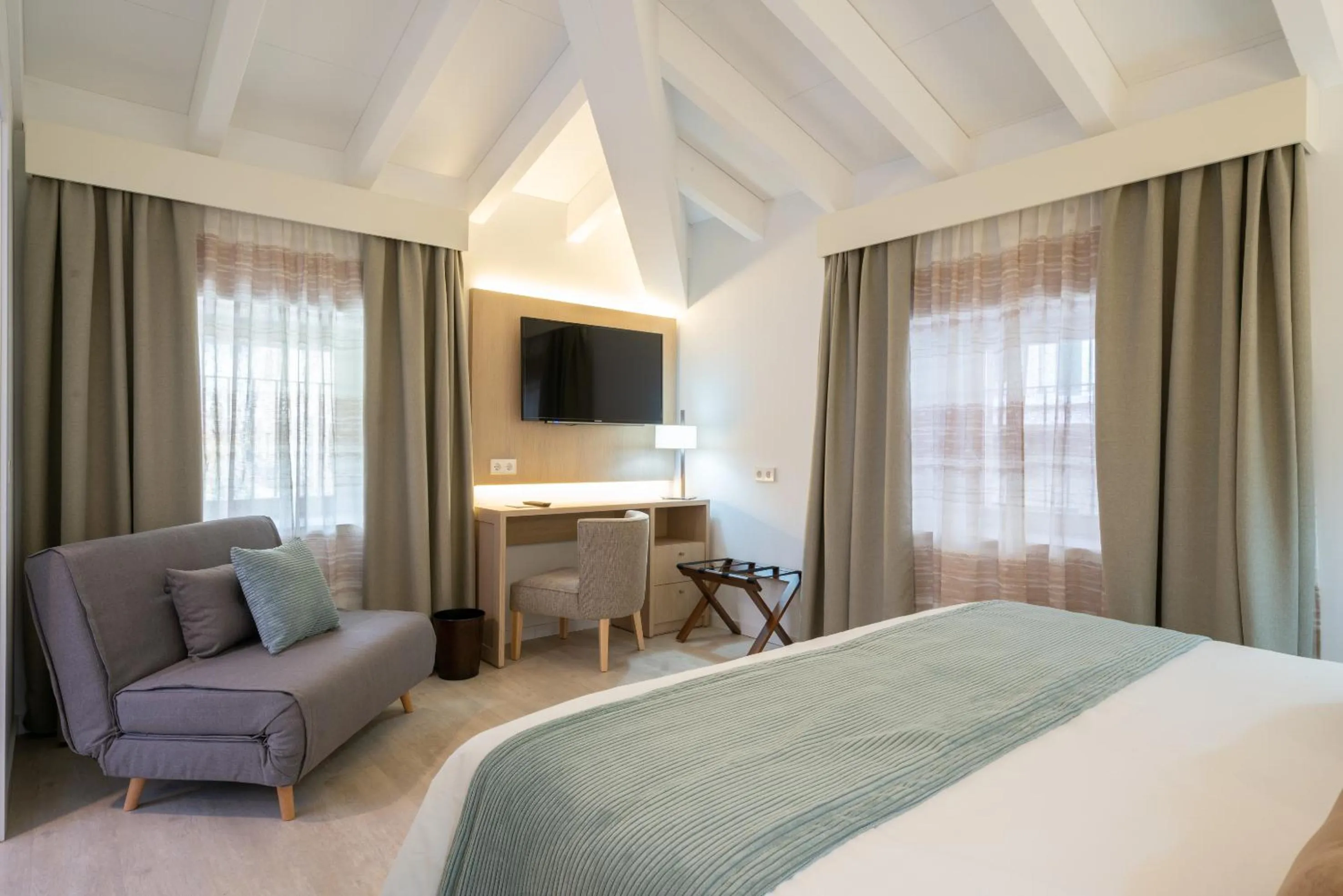 Photo of the whole room, Bed in Soller Plaza