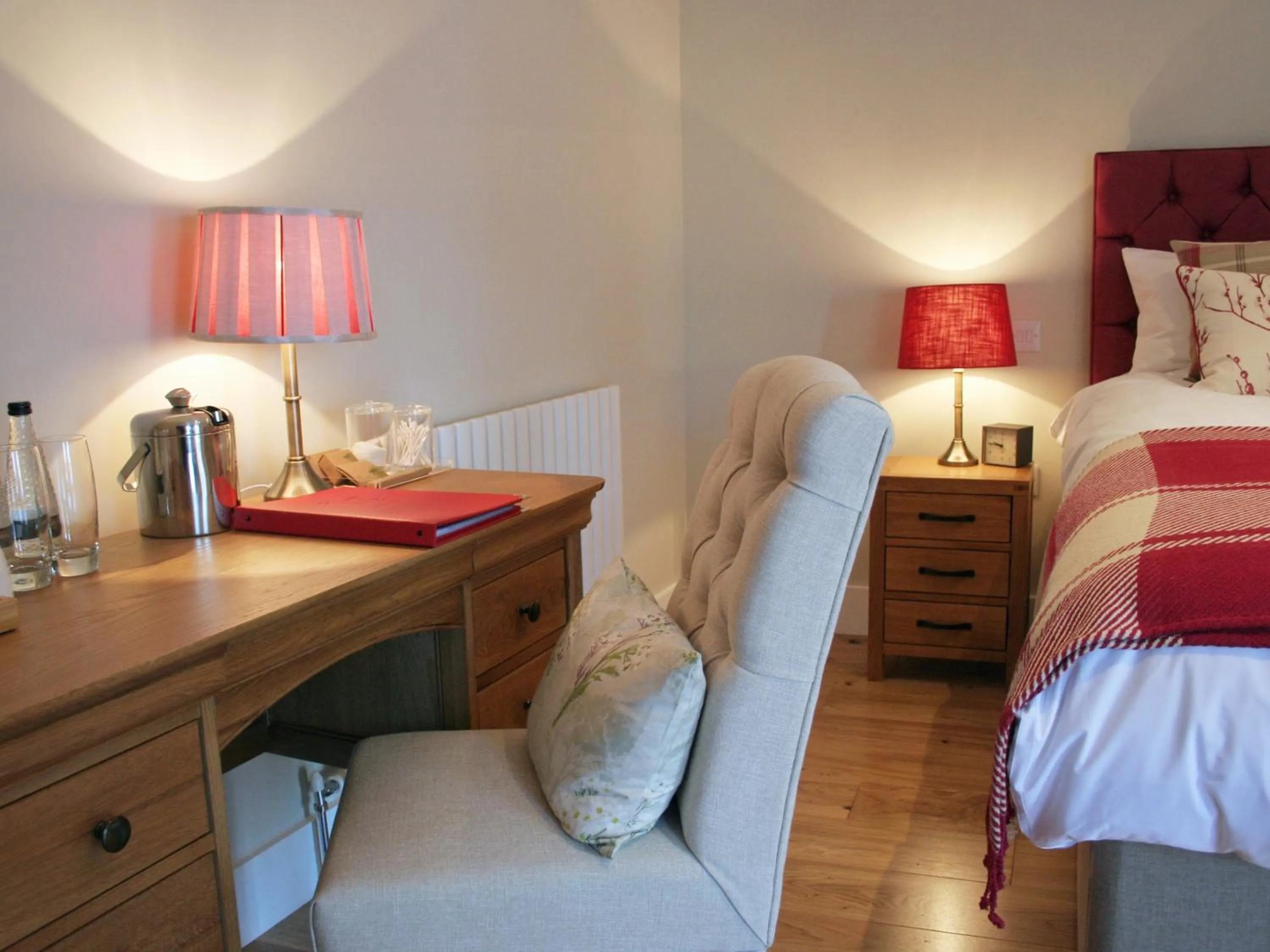 Bedroom, Bed in The Red Cow