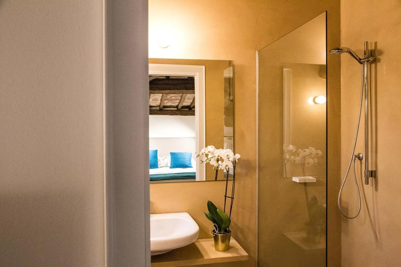 Shower, Bed in Relais Villa Ormaneto