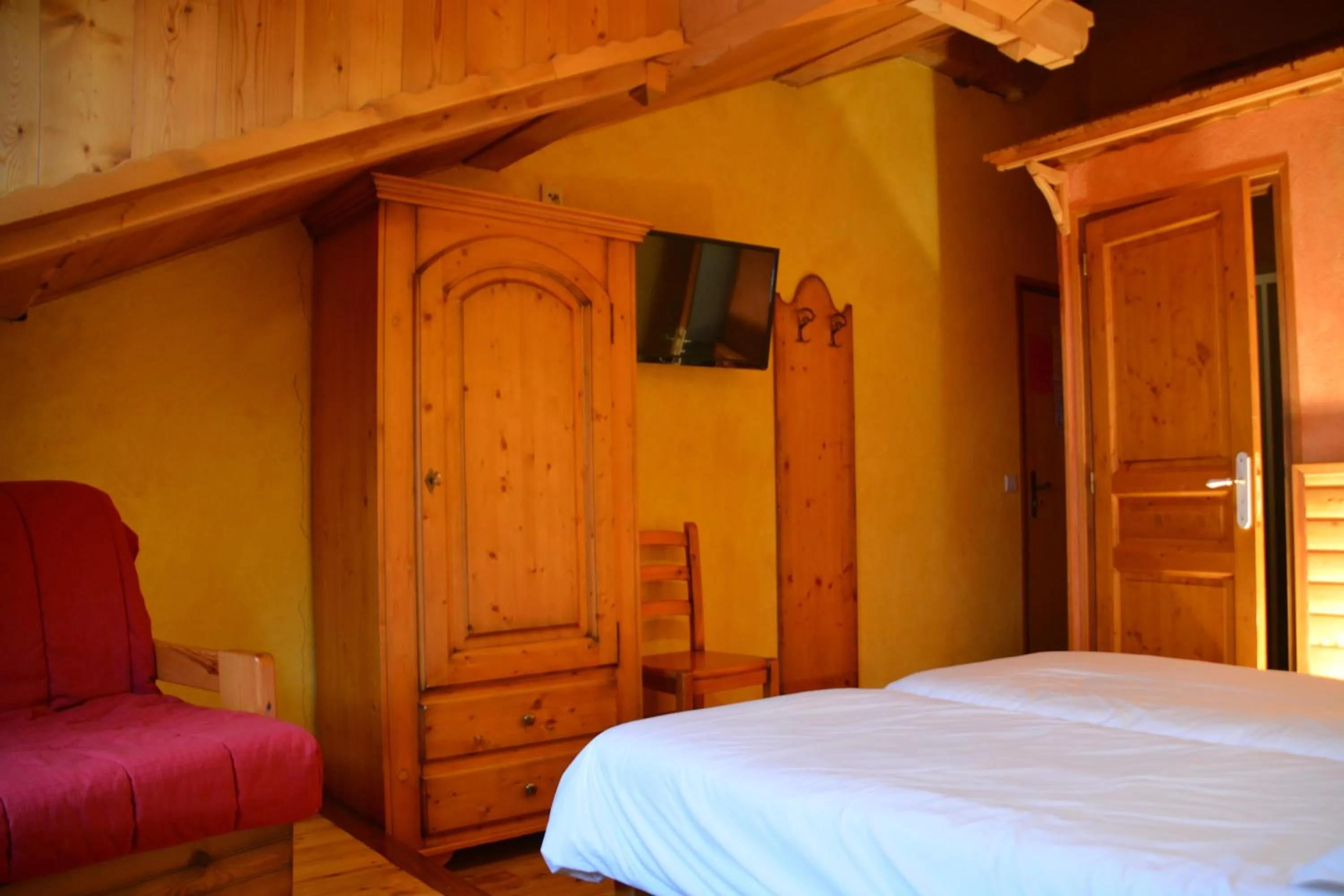 Toilet, Bed in Hôtel Alpis Cottia