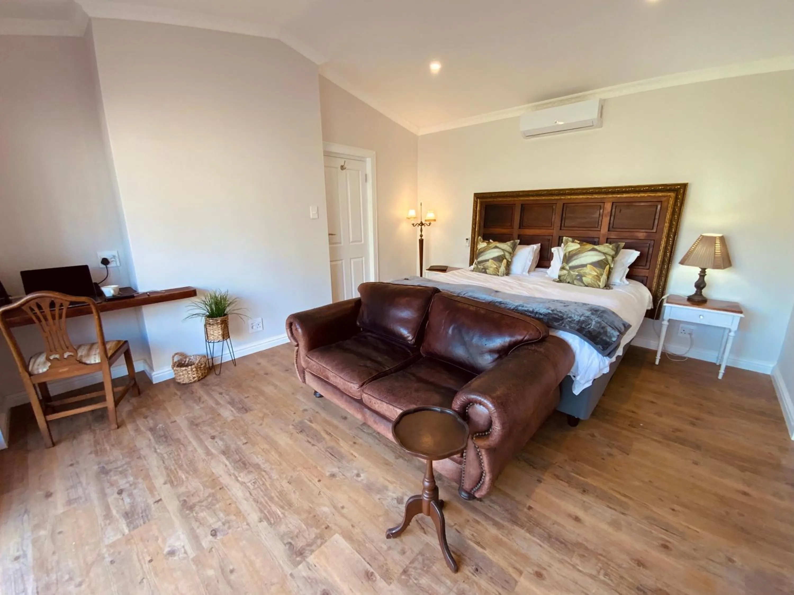 Photo of the whole room, Bed in Goblin's Mead