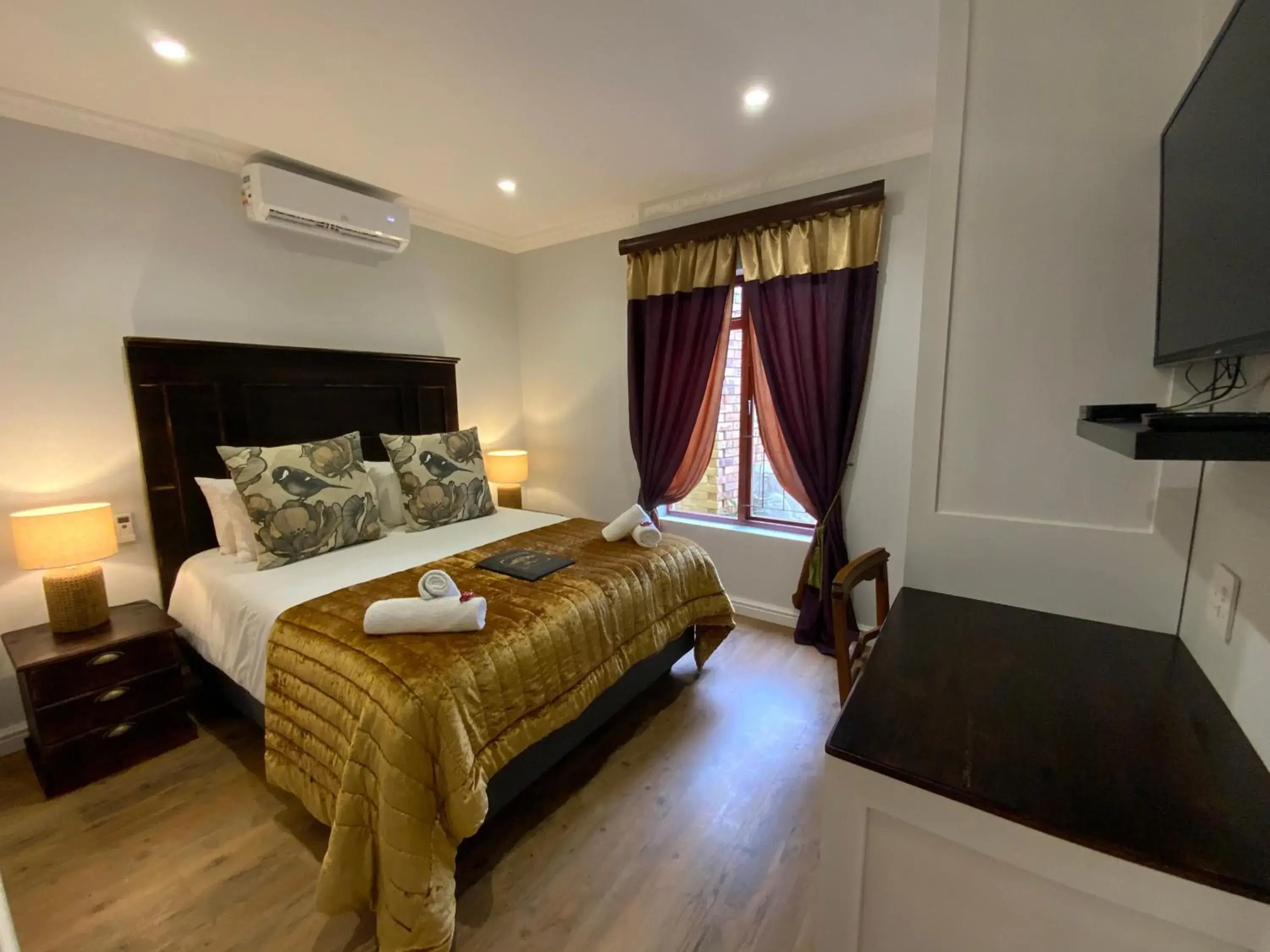 Deluxe Queen Room - single occupancy in Goblin's Mead Deluxe Queen Room - single occupancy in Goblin's Mead