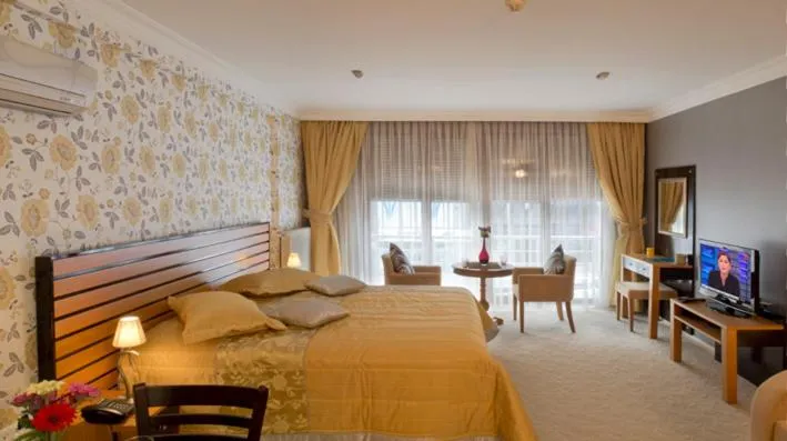Photo of the whole room, Bed in The Bosphorus House