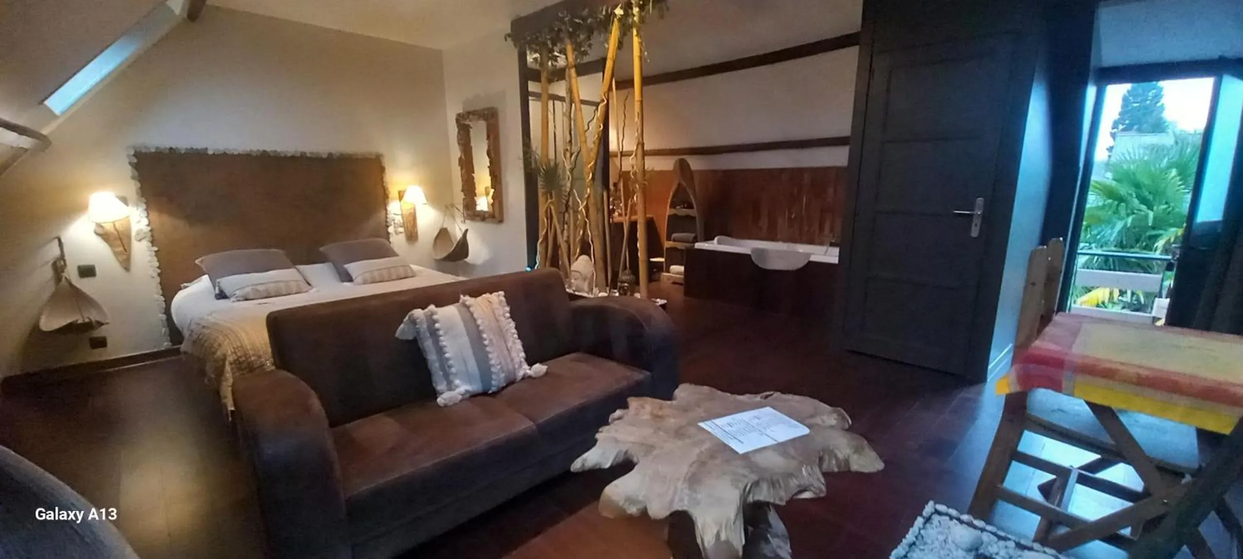 Bed in chambres d hotes ,hotel ,Secret d'une Nuit a vicq prės de onnaing,avec piscine