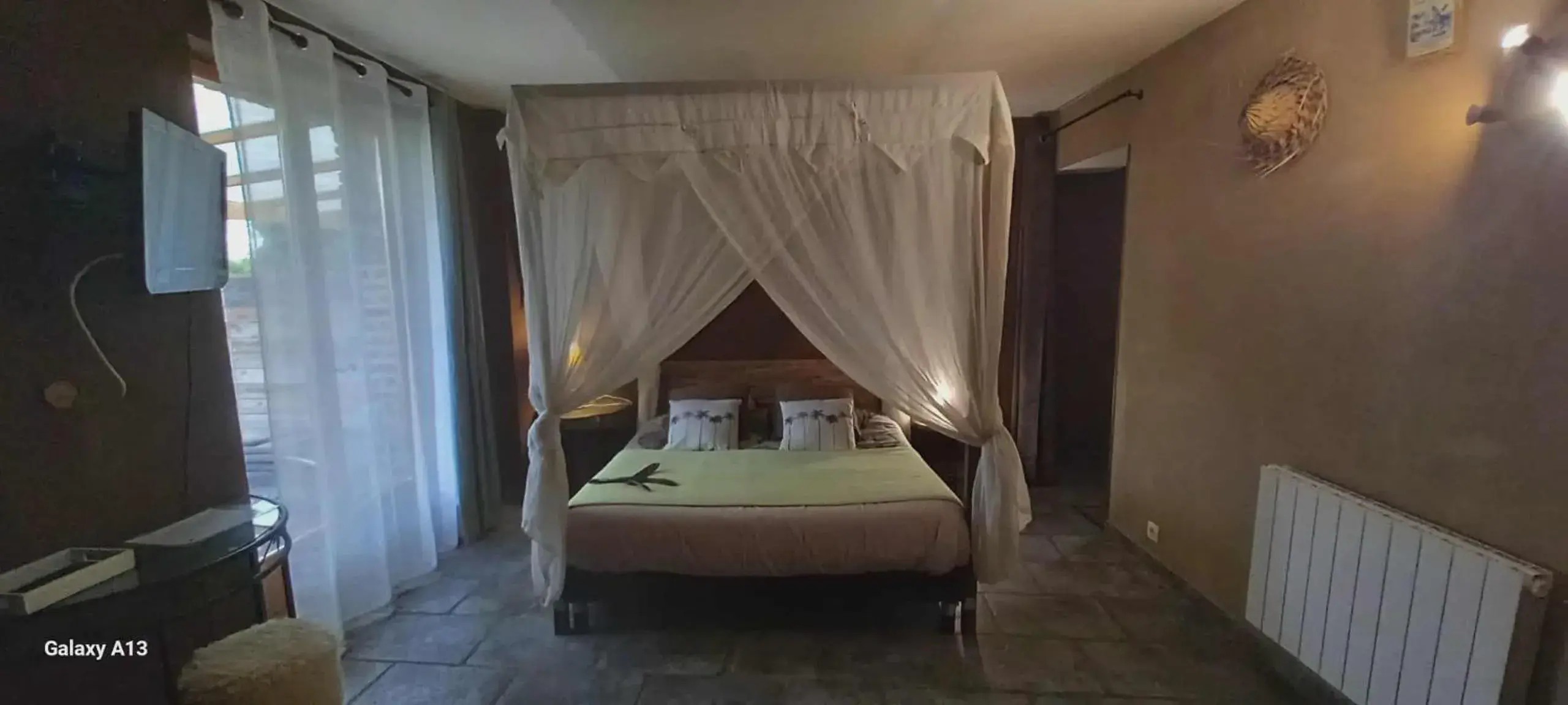 Double Room with Shower - single occupancy in chambres d hotes ,hotel ,Secret d'une Nuit a vicq prės de onnaing,avec piscine Double Room with Shower - single occupancy in chambres d hotes ,hotel ,Secret d'une Nuit a vicq prės de onnaing,avec piscine