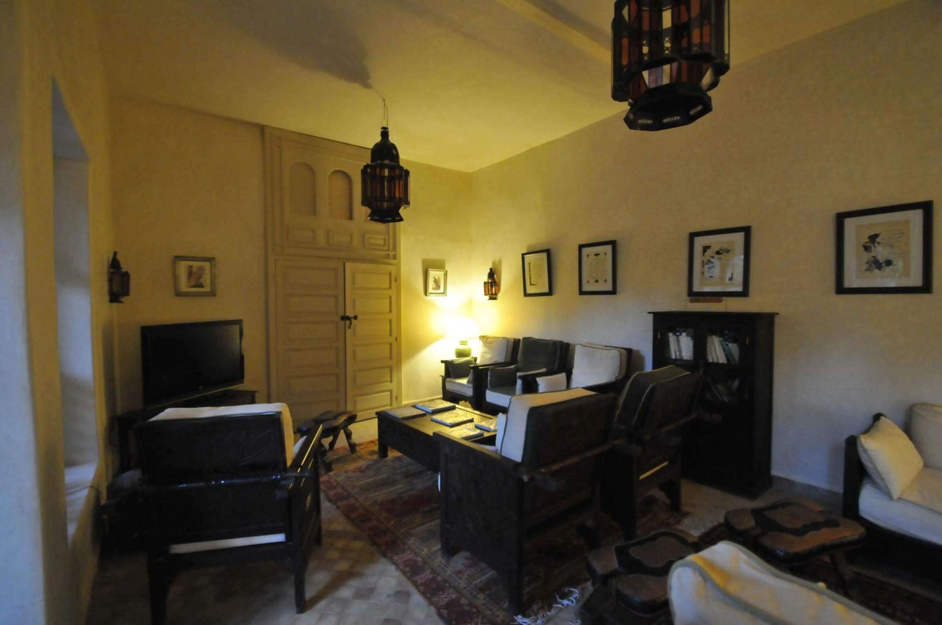 Communal lounge/ TV room, Bed in Palais Oumensour