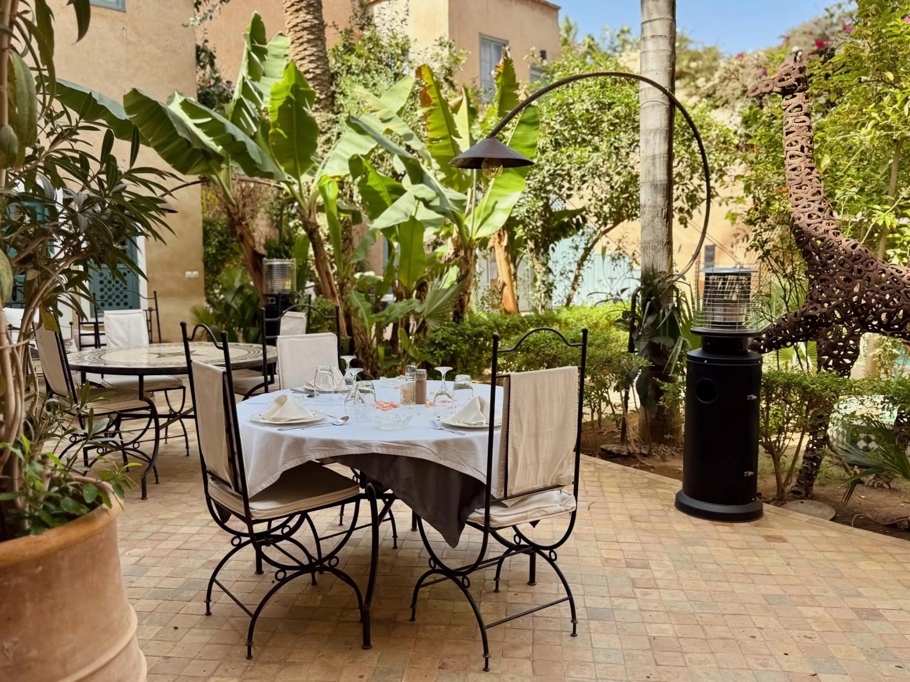 Restaurant/places to eat in Palais Oumensour