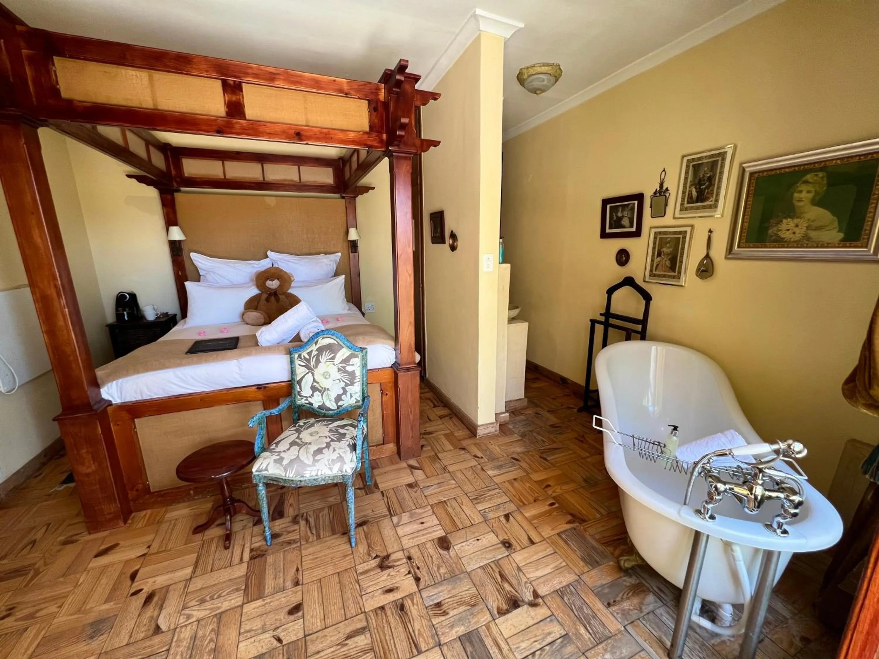 Bathroom, Bed in Goblin's Creek