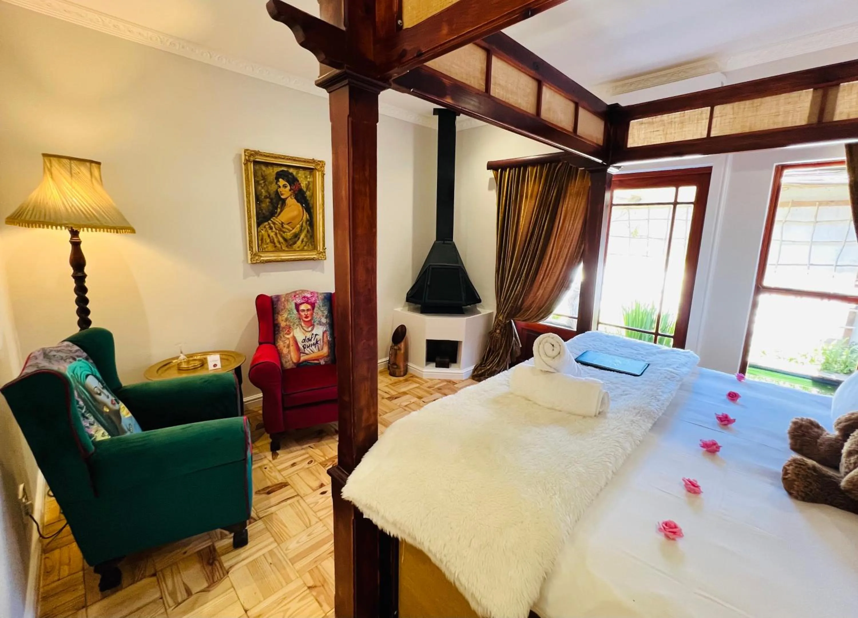 Seating area, Bed in Goblin's Creek