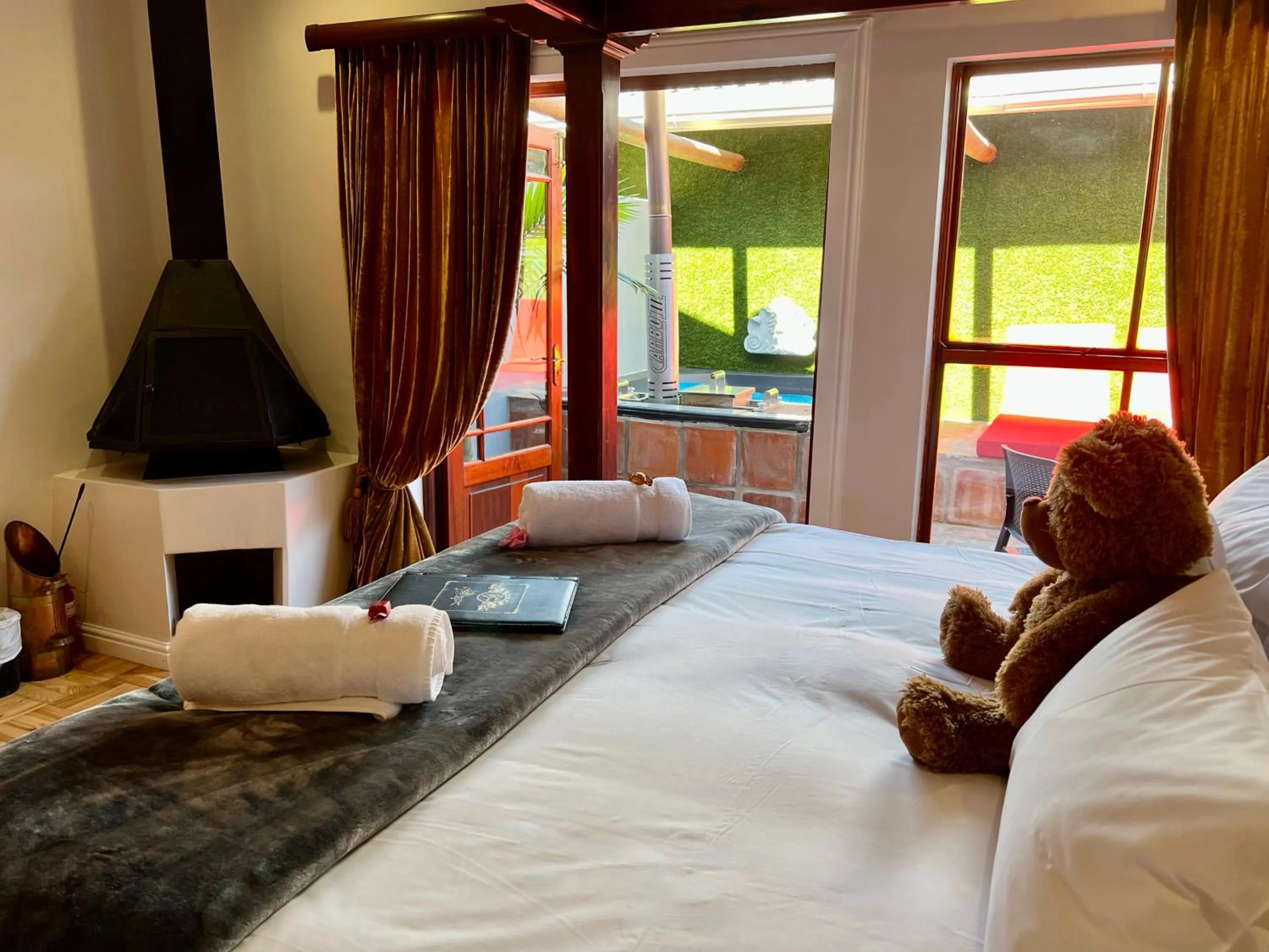 Hot Tub, Bed in Goblin's Creek