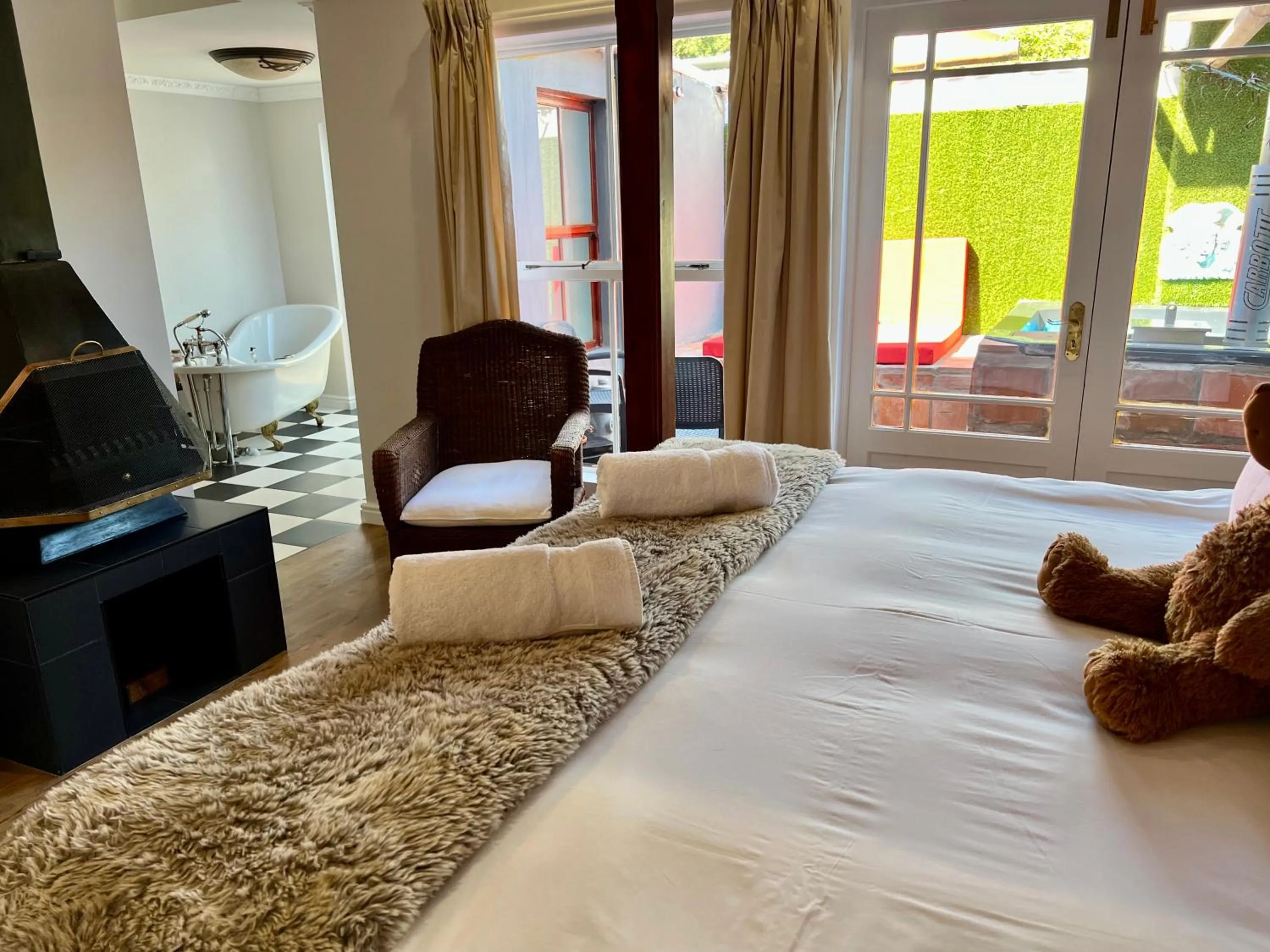 Hot Tub, Bed in Goblin's Creek