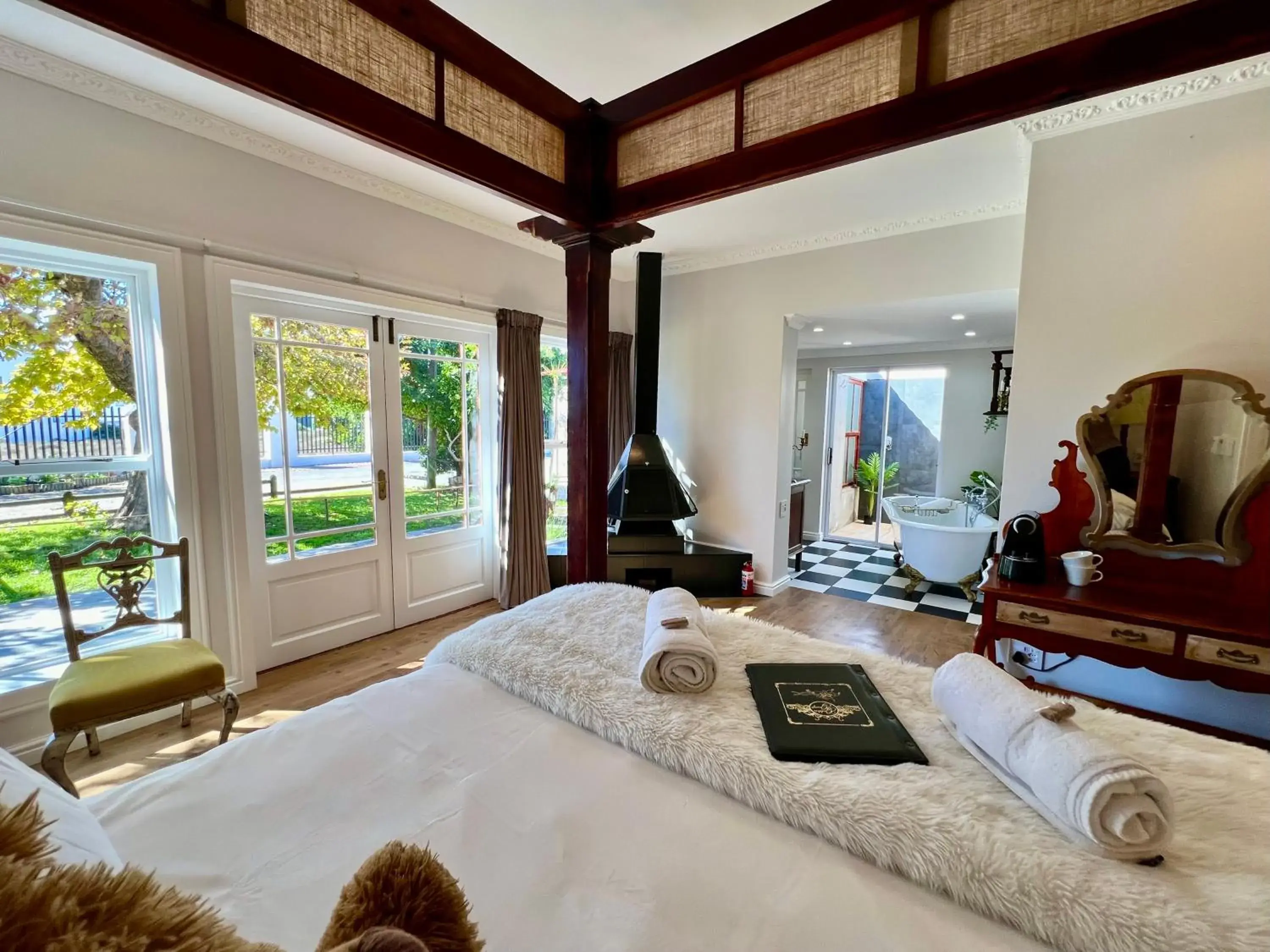 Superior King Room - single occupancy in Goblin's Creek Superior King Room - single occupancy in Goblin's Creek