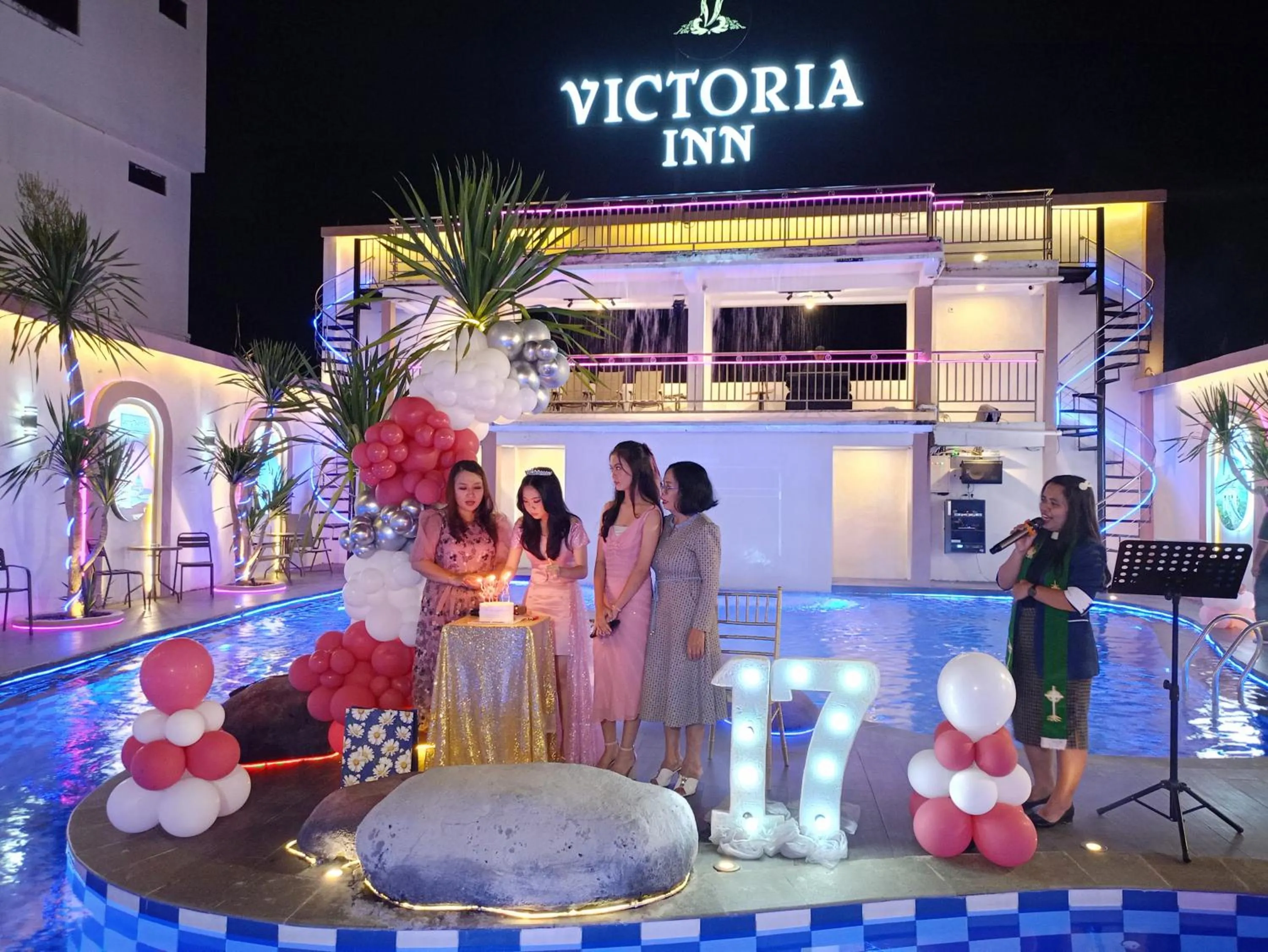 Swimming pool in VICTORIA INN