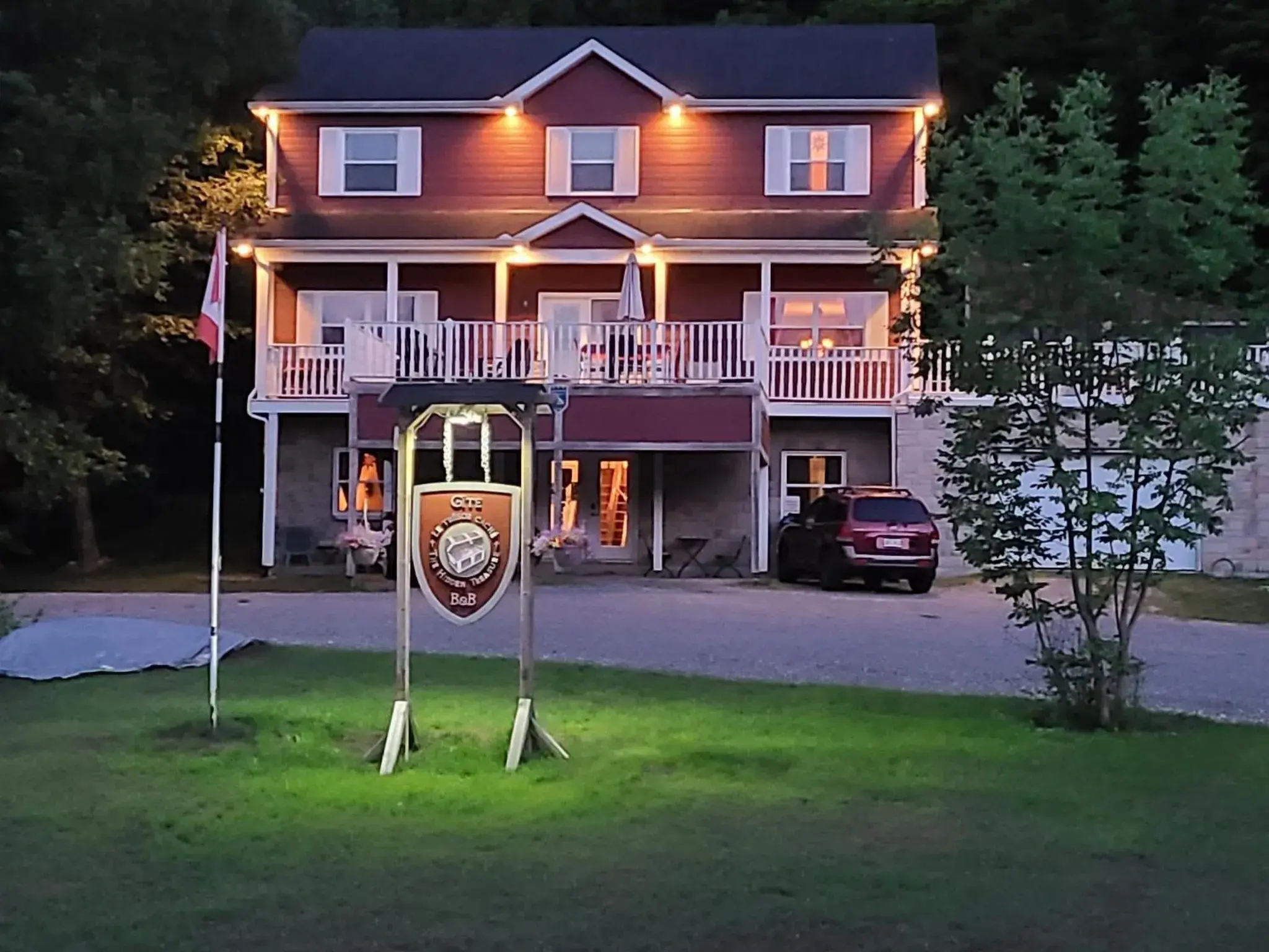 Queen Room with Garden View in Gîte Le Trésor Caché Bed & Breakfast Queen Room with Garden View in Gîte Le Trésor Caché Bed & Breakfast