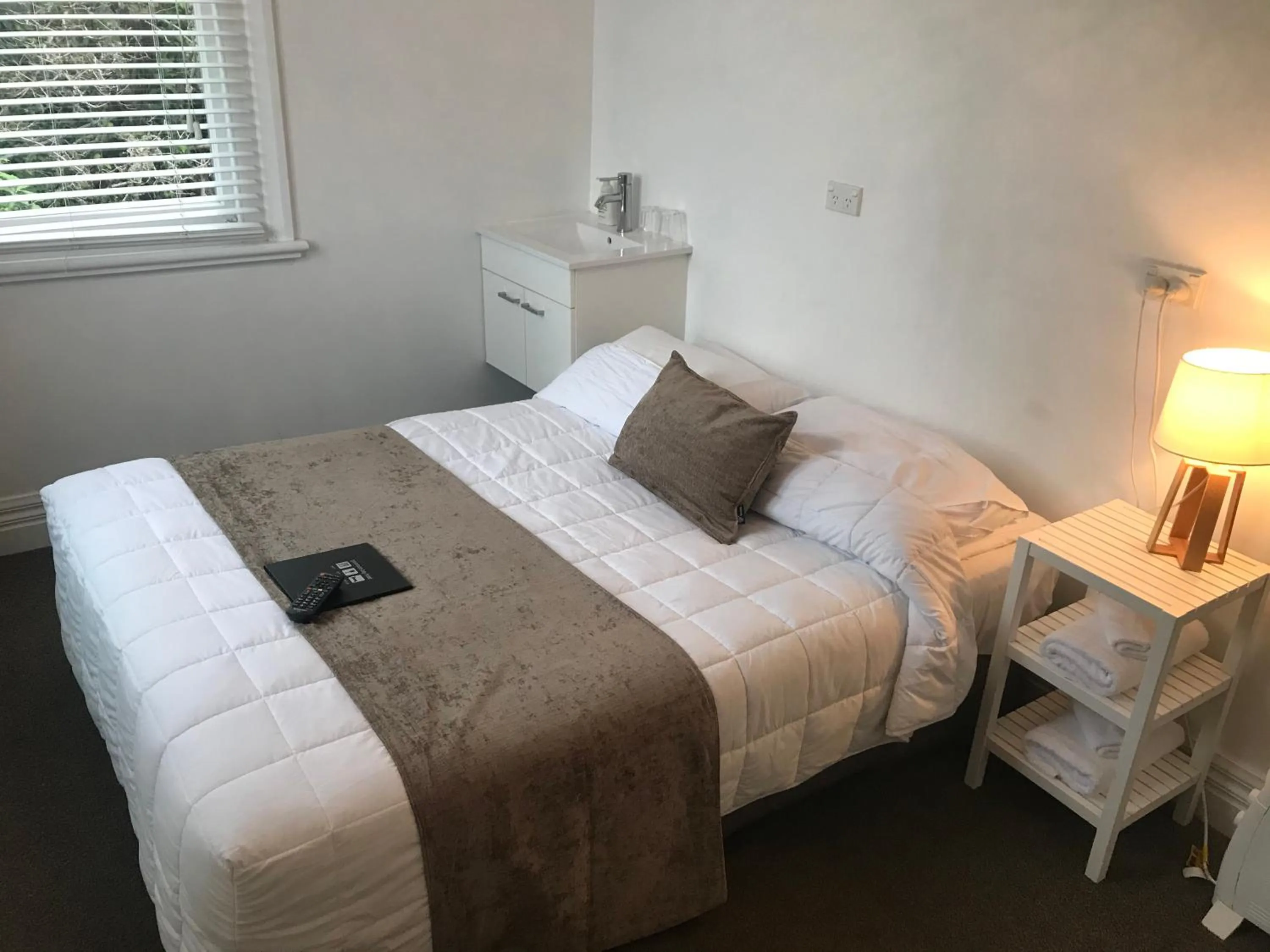 Bed in Ōtoromiro Hotel