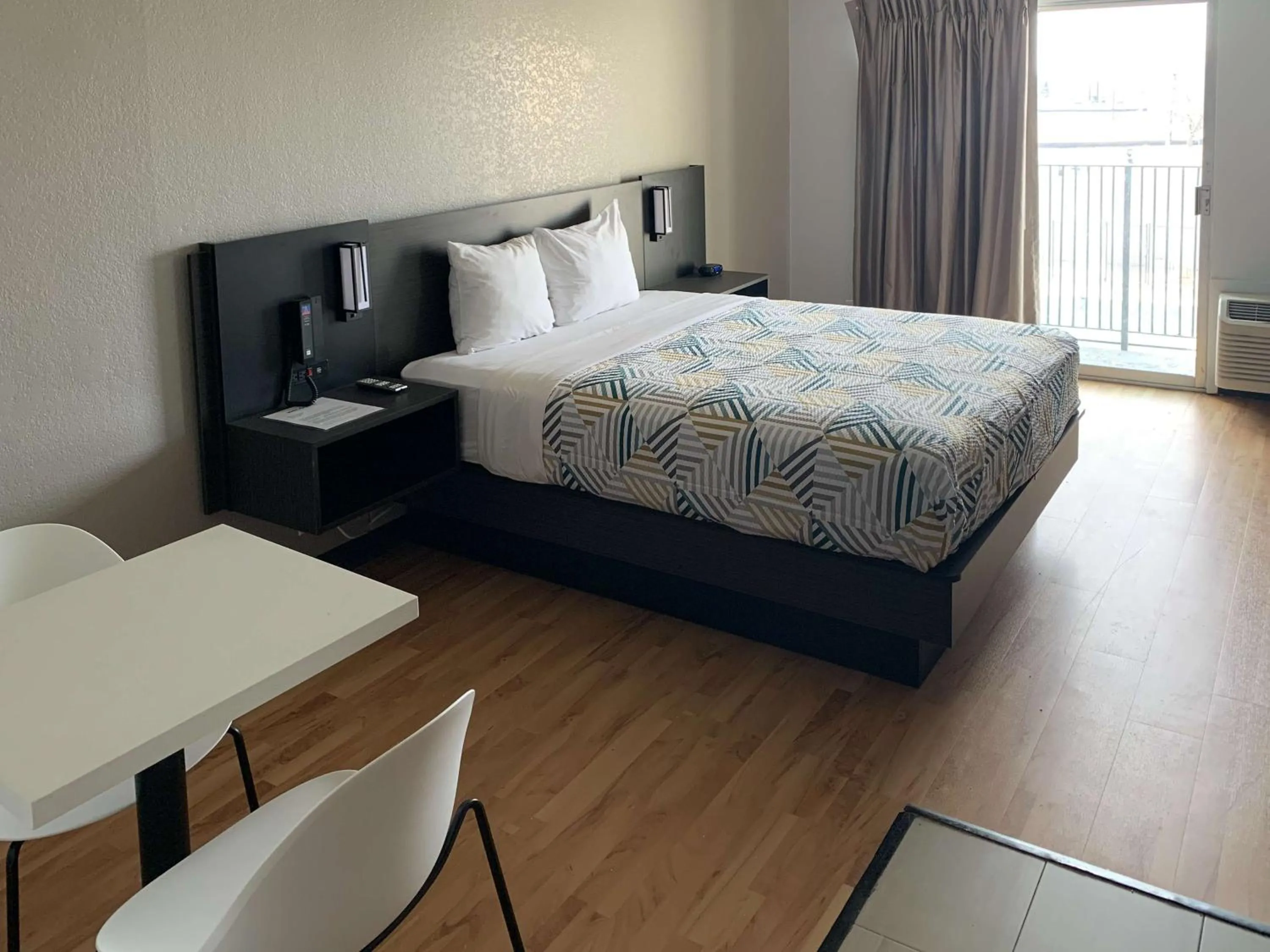 Photo of the whole room, Bed in Studio 6-Lincoln, NE - Airport