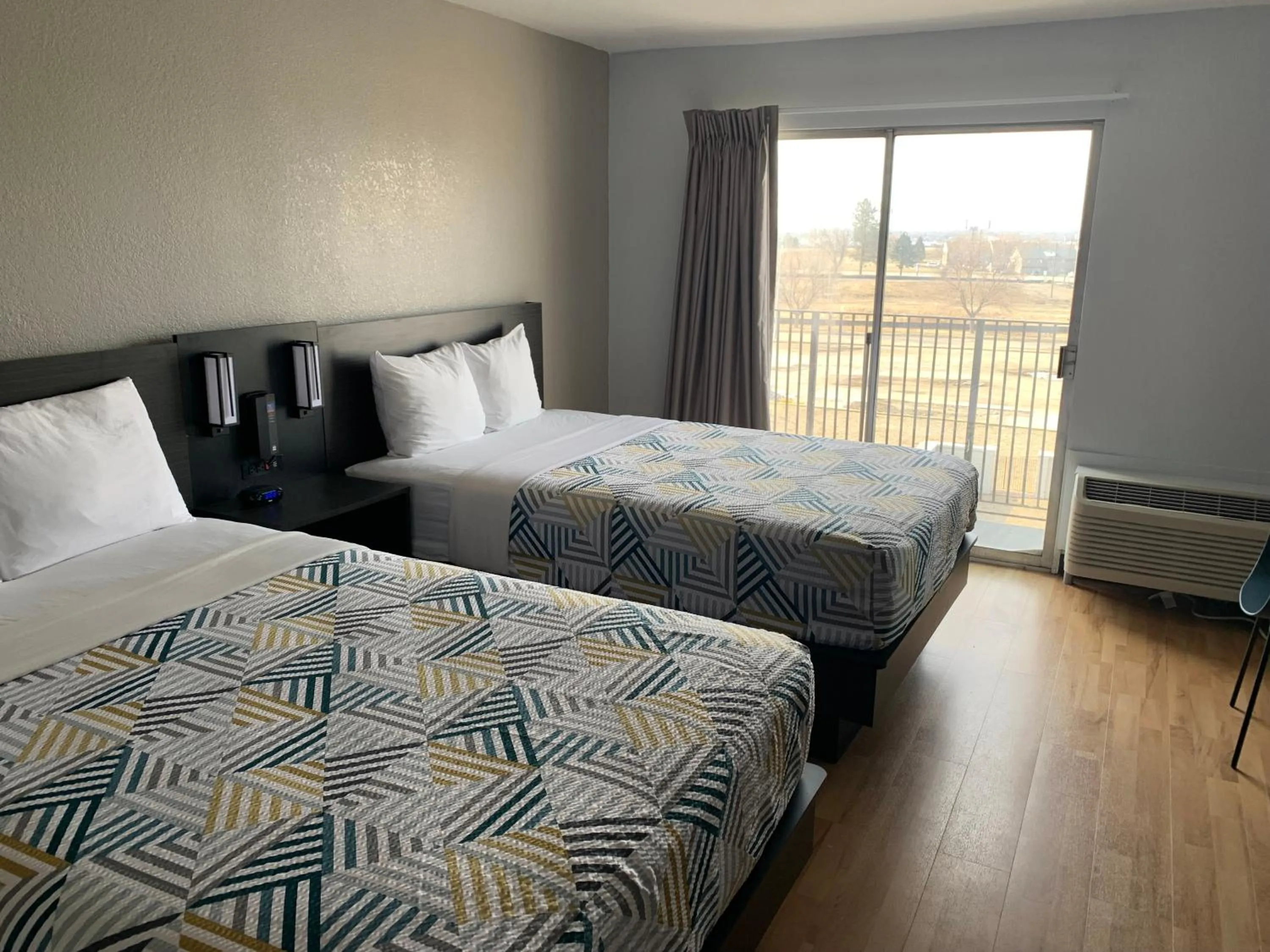 Kitchen or kitchenette, Bed in Studio 6-Lincoln, NE - Airport