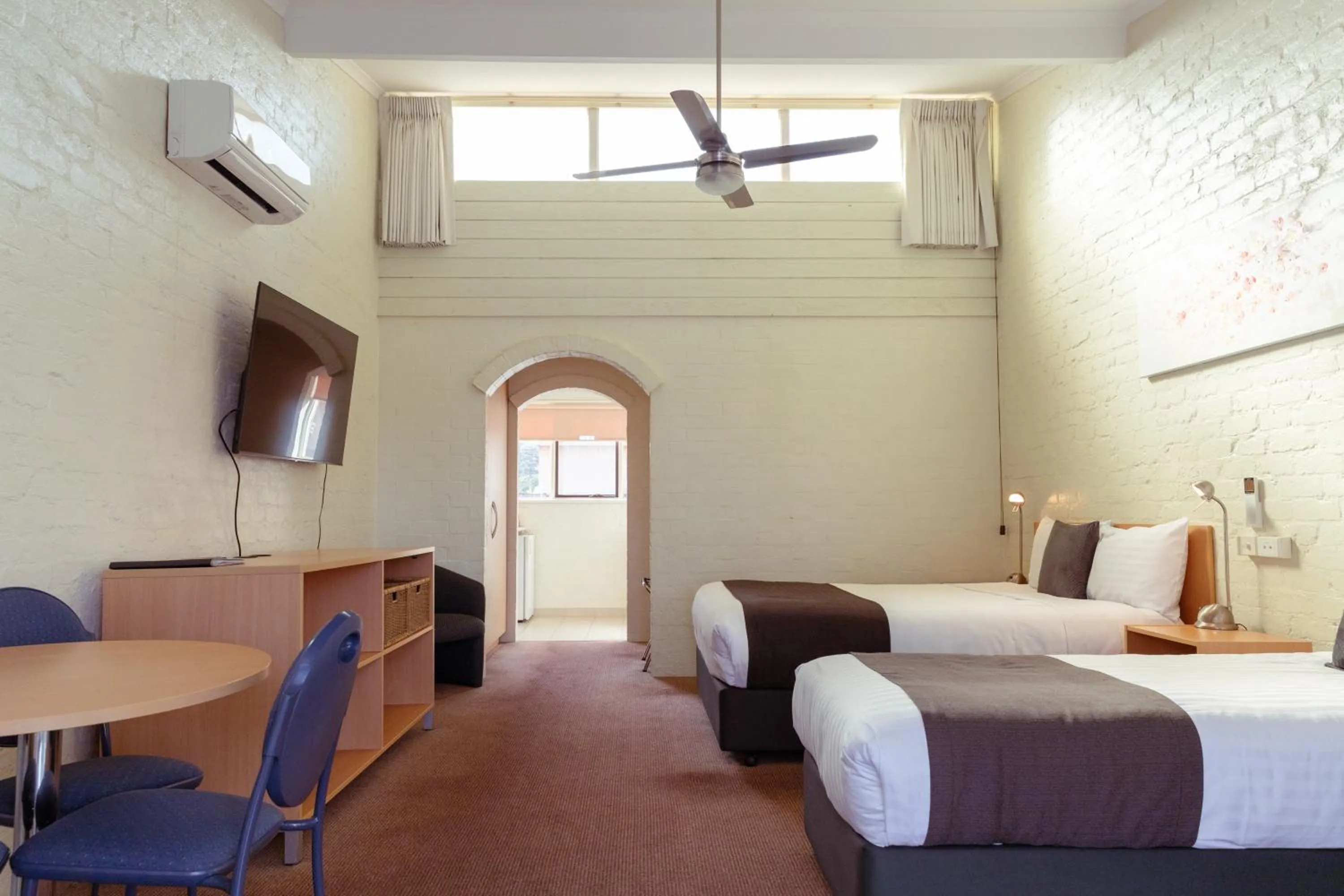 Bed in Barclay Motor Inn