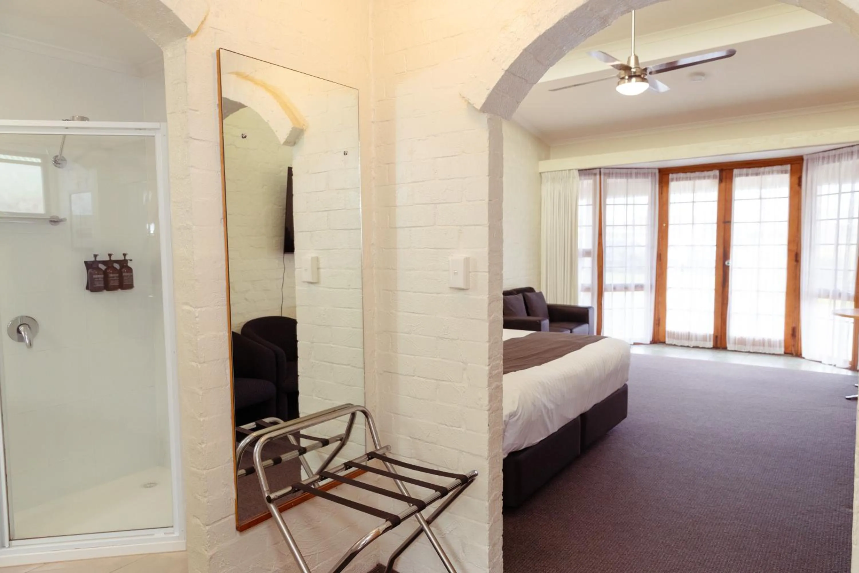 Bed in Barclay Motor Inn