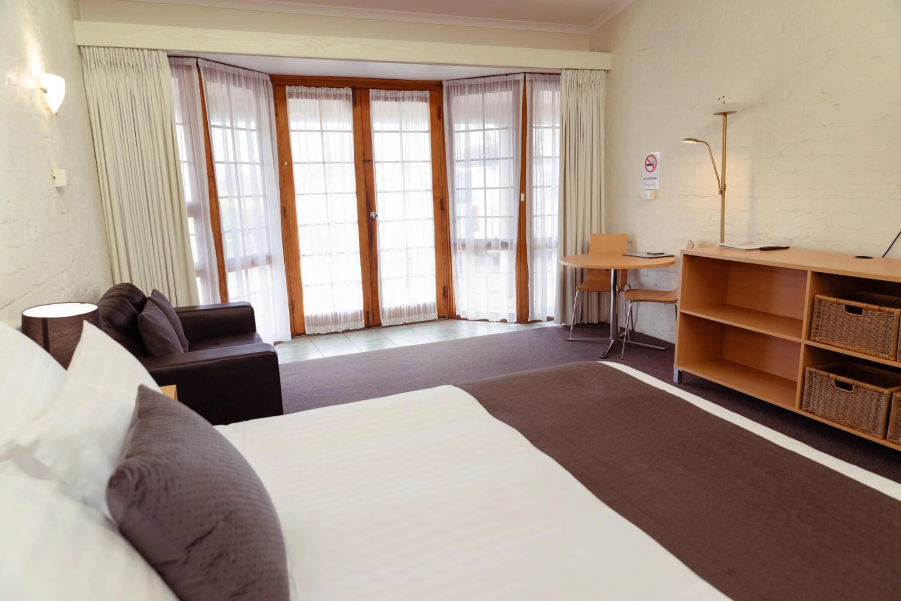 Bed in Barclay Motor Inn