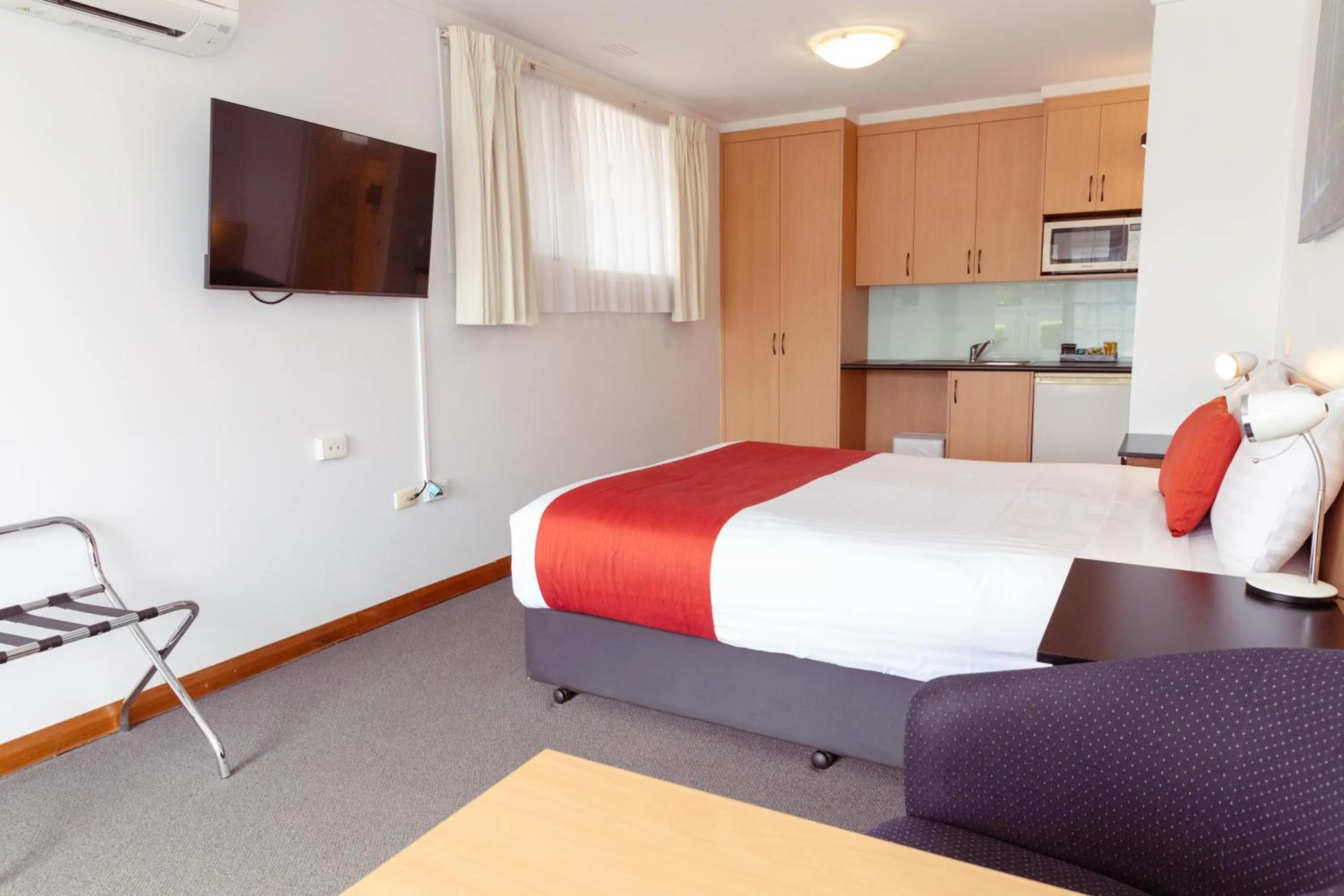 Bed in Barclay Motor Inn