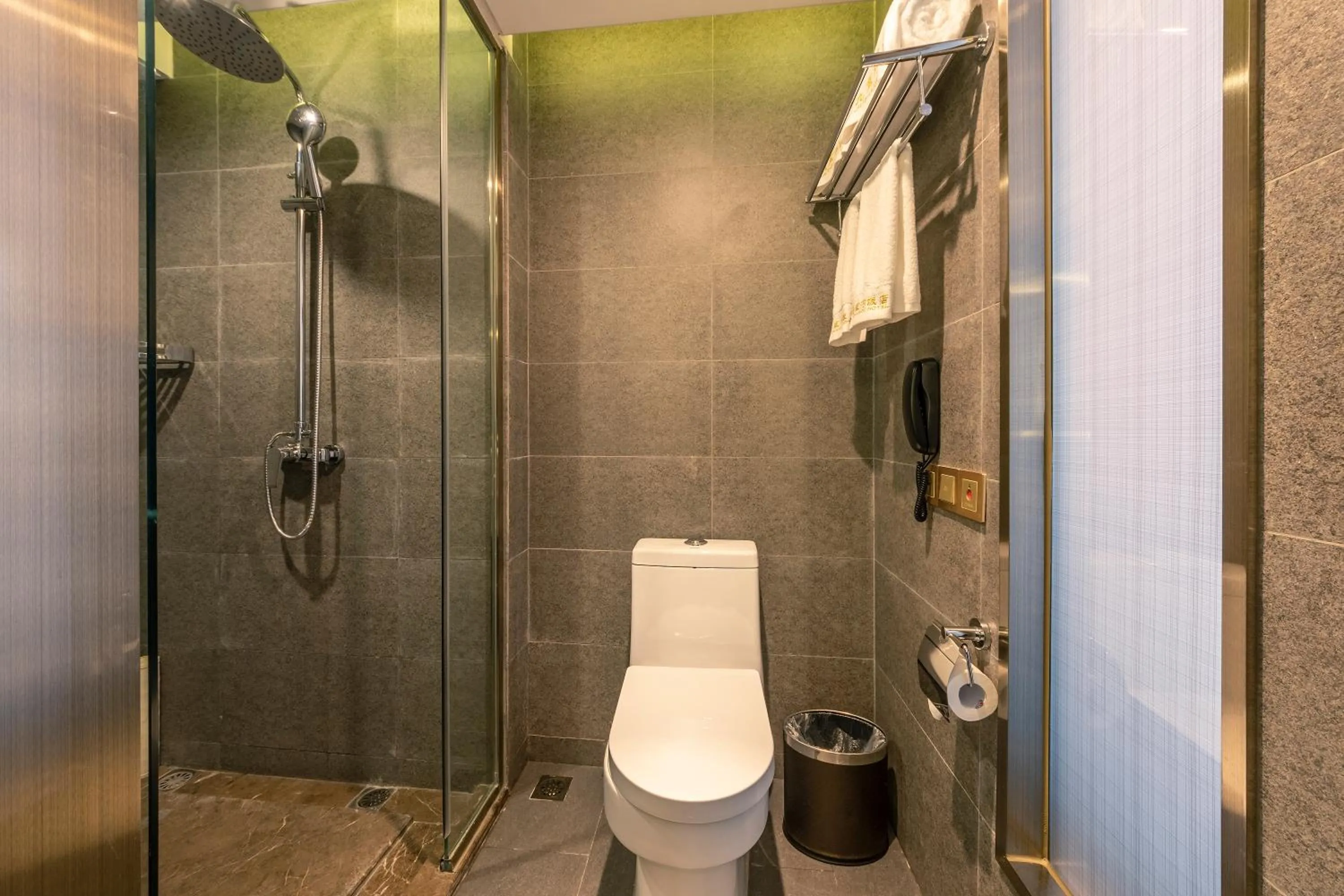 Toilet in Chengdu Jiuzhaigou Hotel