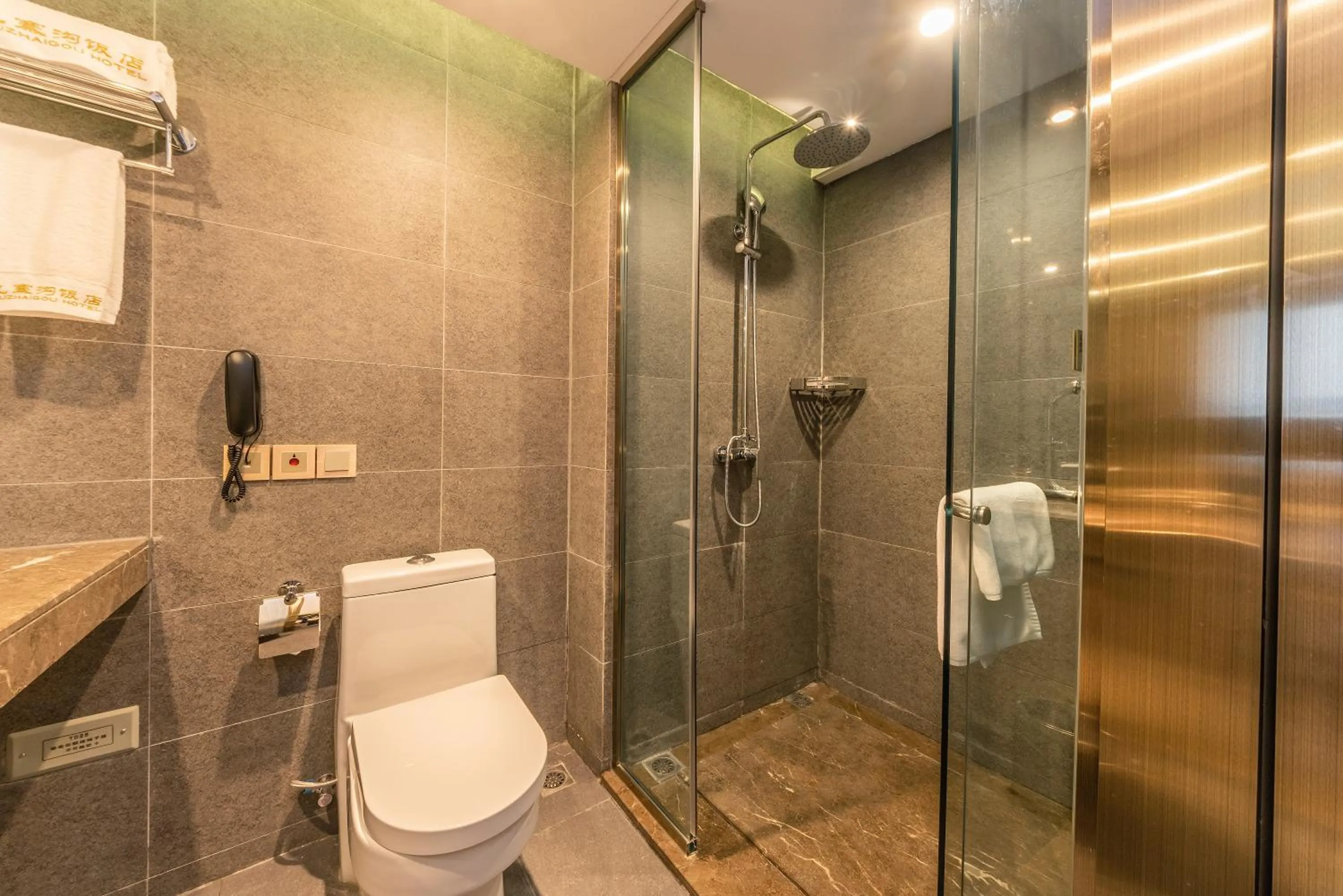 Toilet in Chengdu Jiuzhaigou Hotel