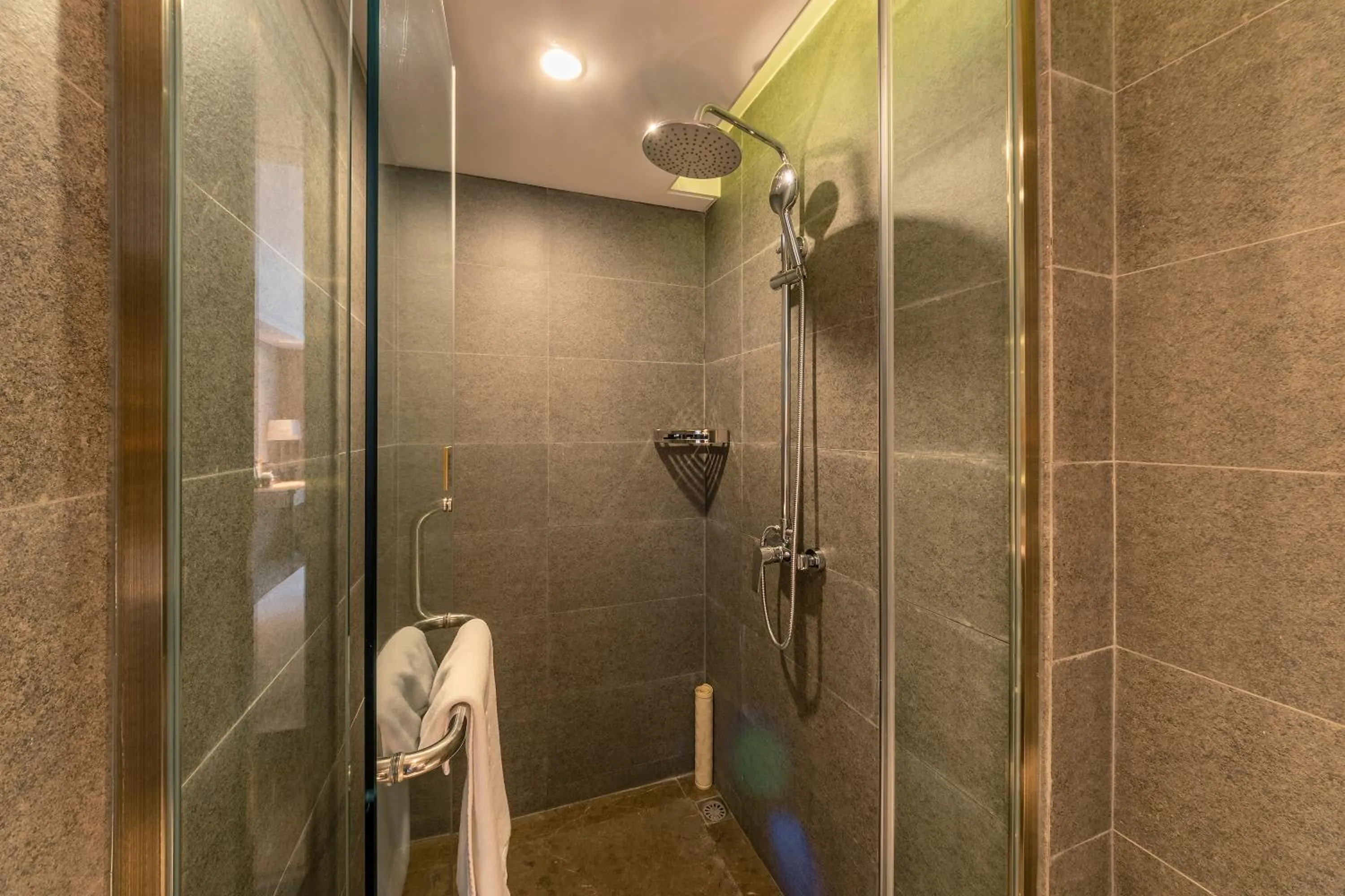 Shower in Chengdu Jiuzhaigou Hotel